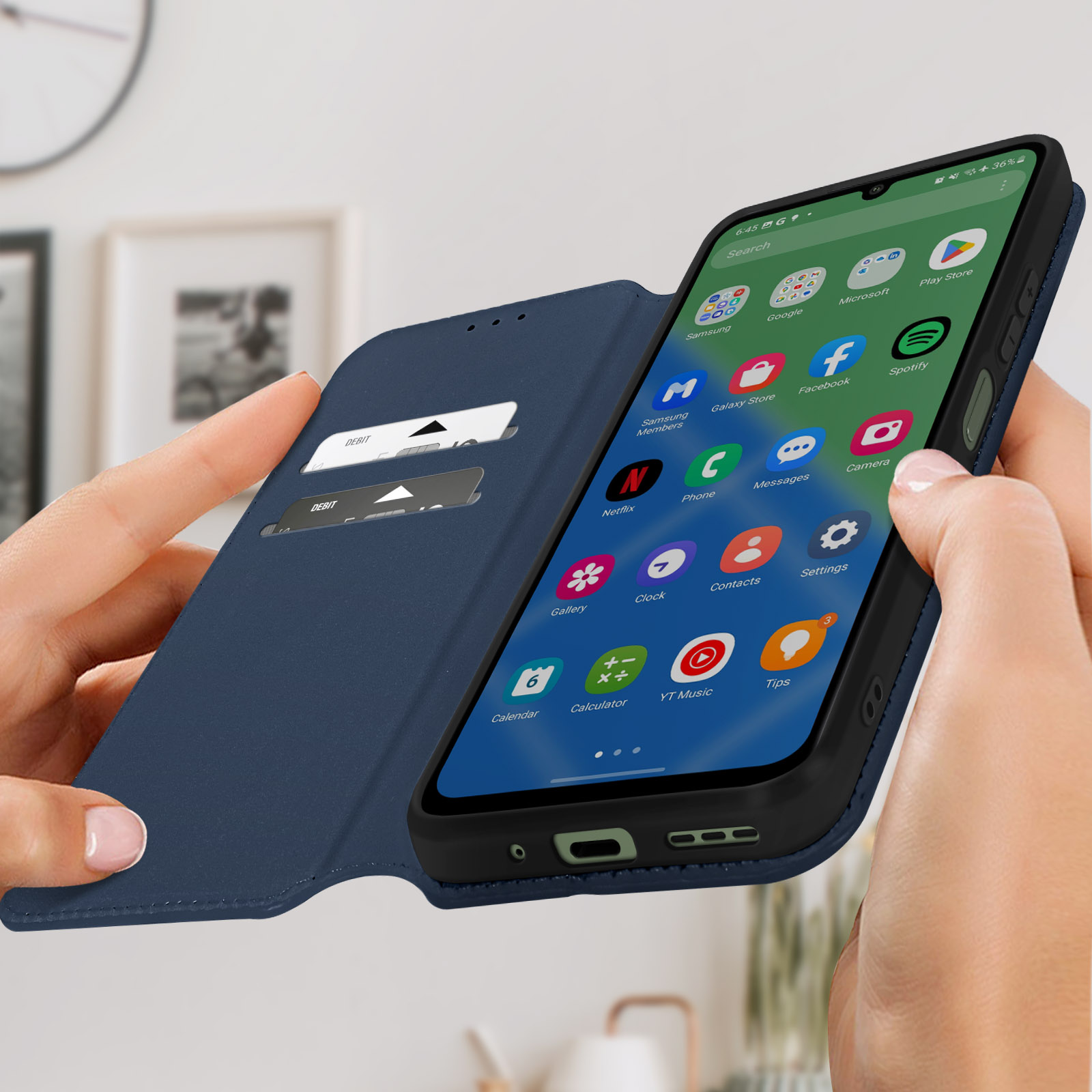 Mani che tengono aperta una custodia blu per telefono. Schermo del telefono con icone delle app.