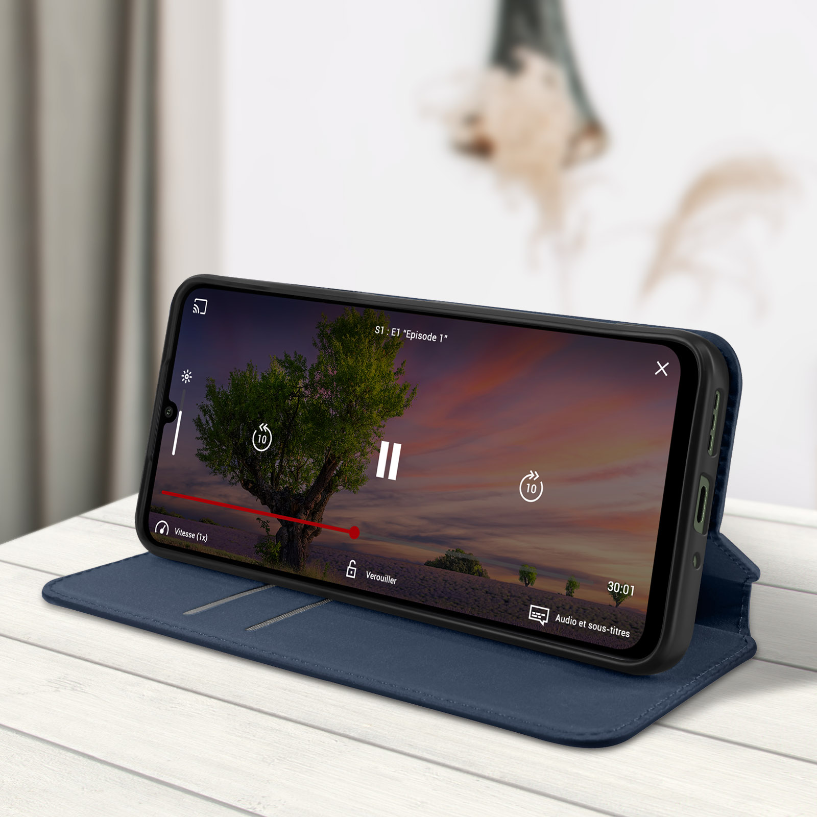 Telefono nella custodia, che mostra un video di un albero e tramonto.