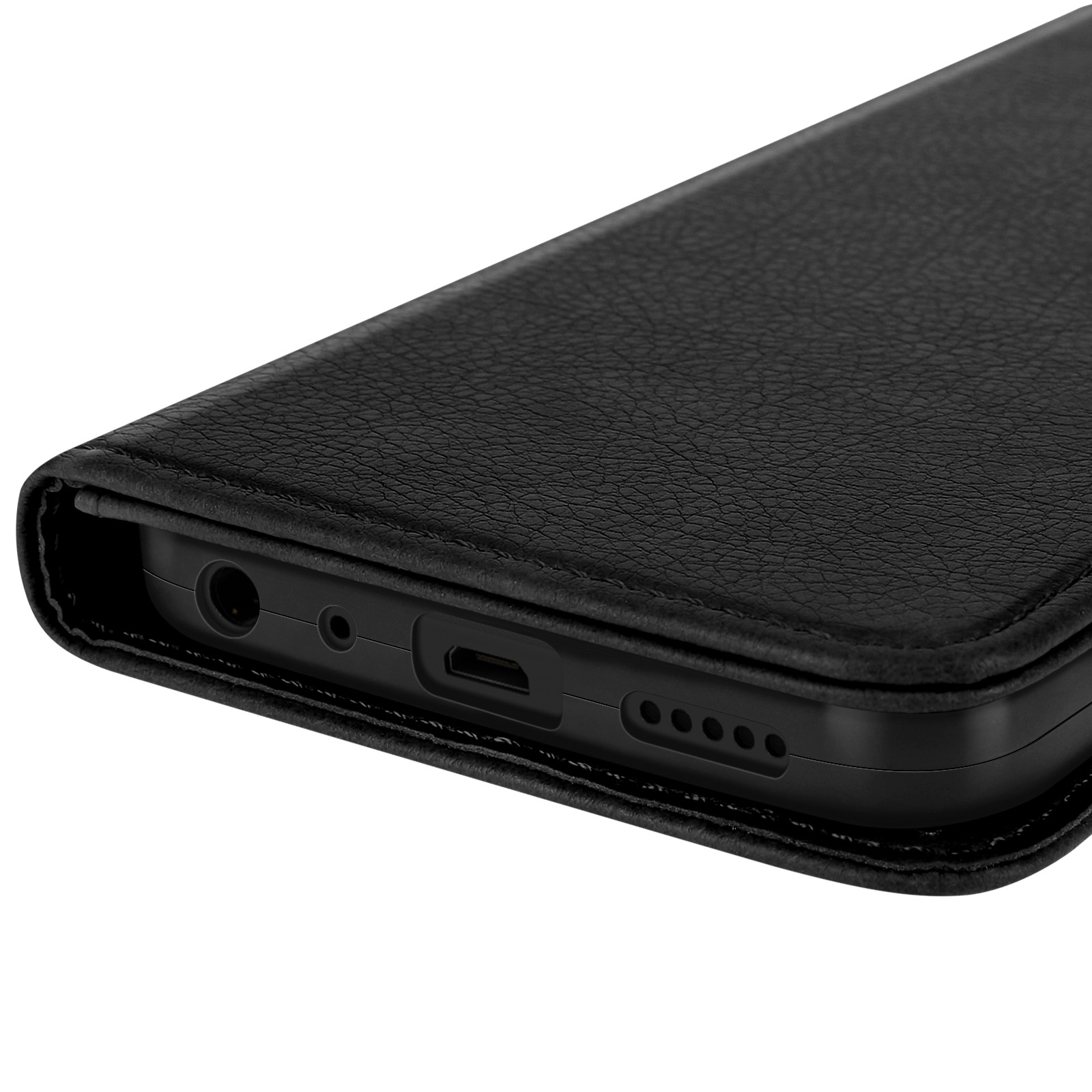 Custodia nera per telefono, consistenza simile alla pelle, porte visibili. Primo piano.
