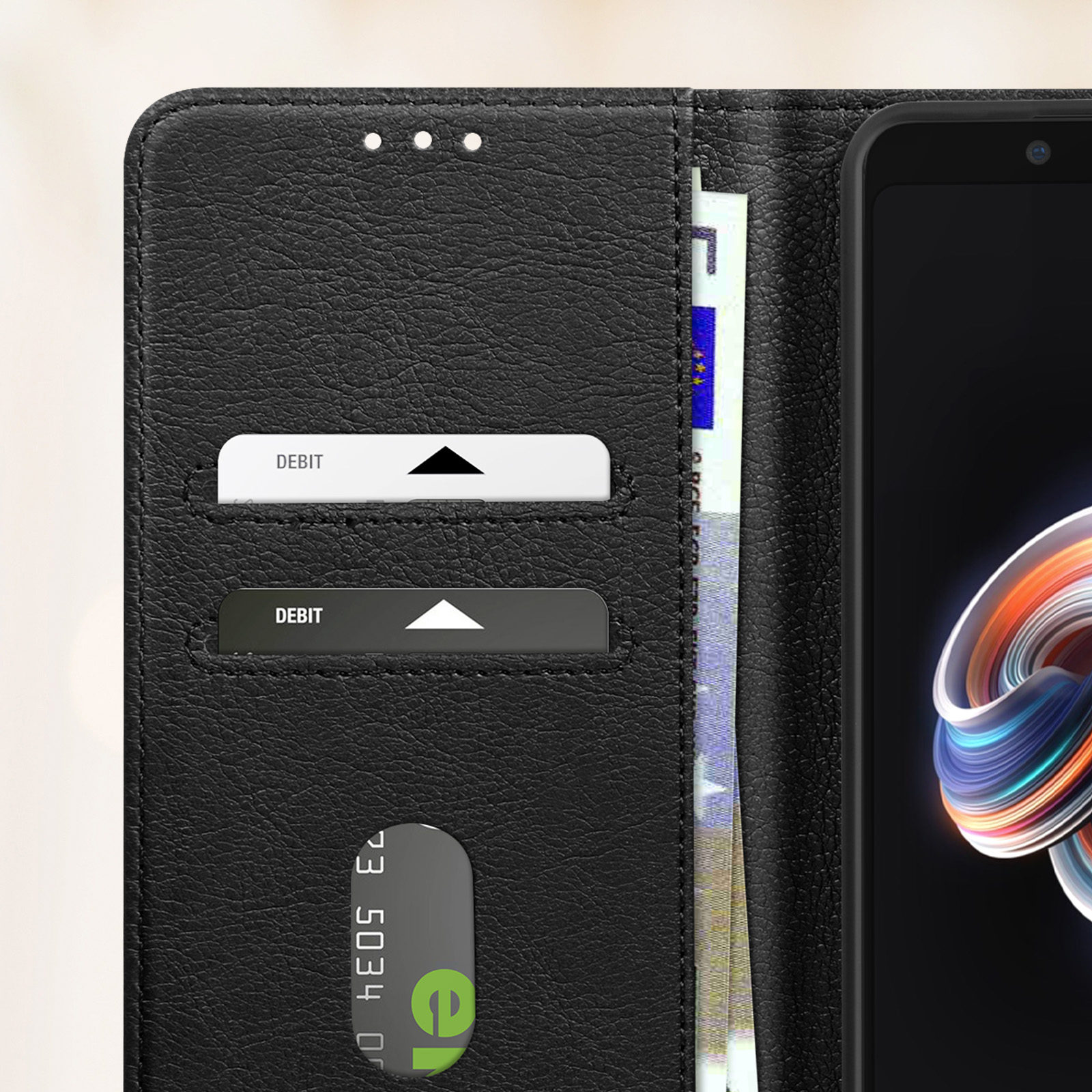 Un telefono in una custodia nera, che mostra carte di debito e banconote in euro. Lo schermo del telefono è acceso e visibile.