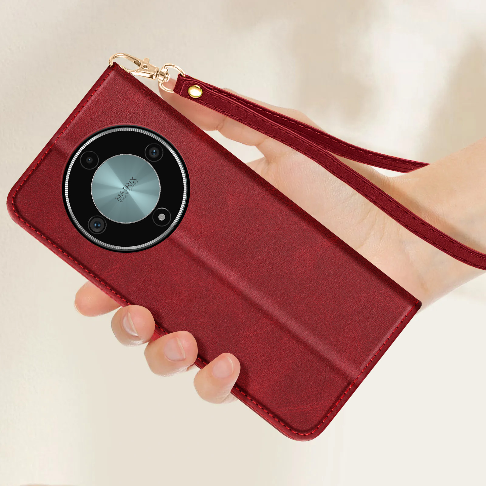 Custodia per telefono bordeaux con cordino. Mano che tiene la custodia con telefono e fotocamera.