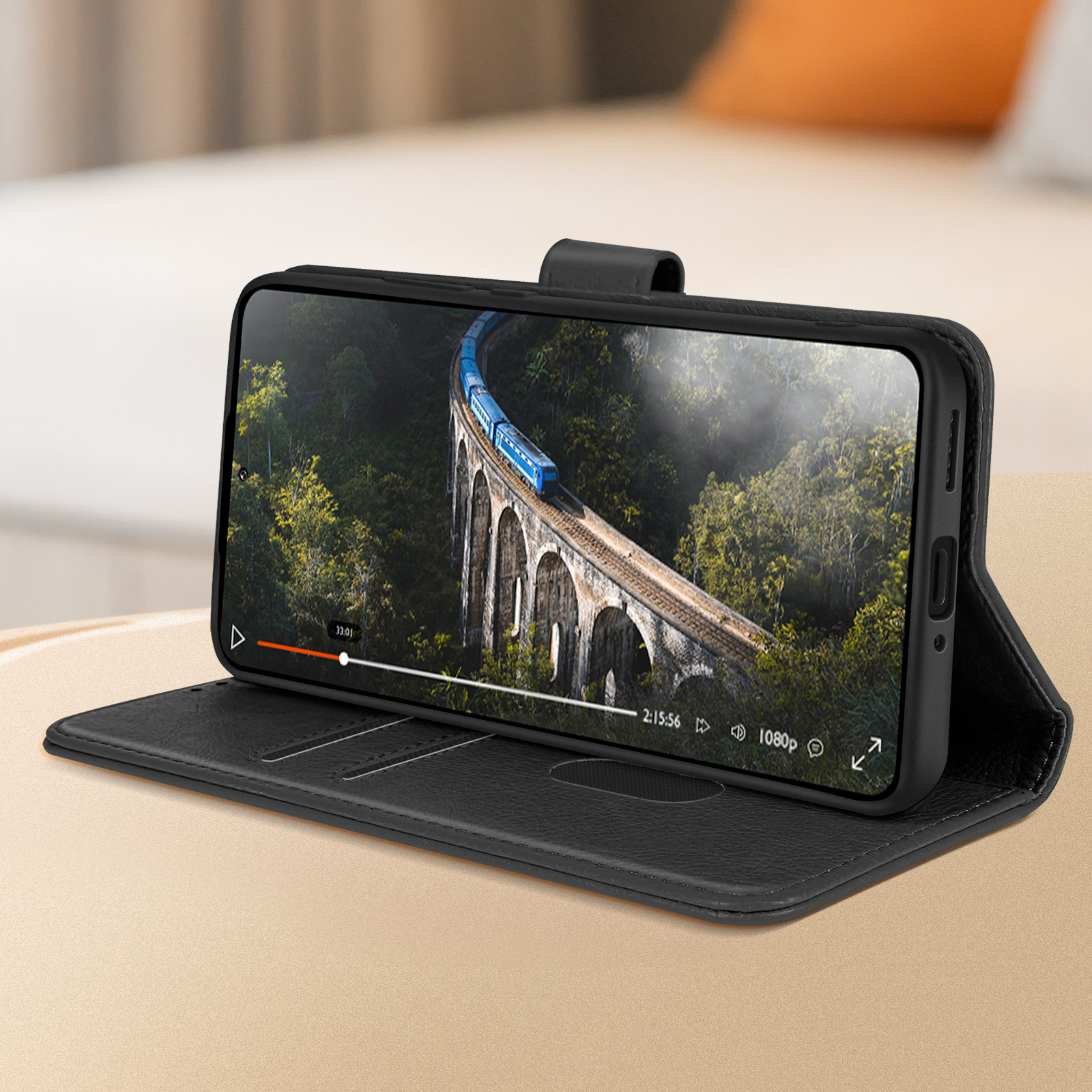 Telefono in custodia nera che mostra un video di un treno su un ponte.