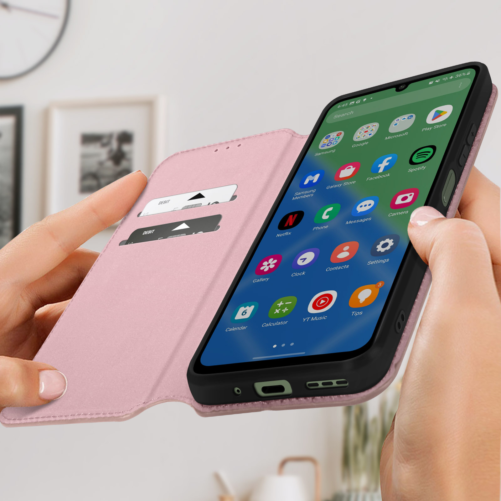 Una custodia per telefono rosa con un telefono che mostra le icone delle app. Ci sono delle carte nella custodia.