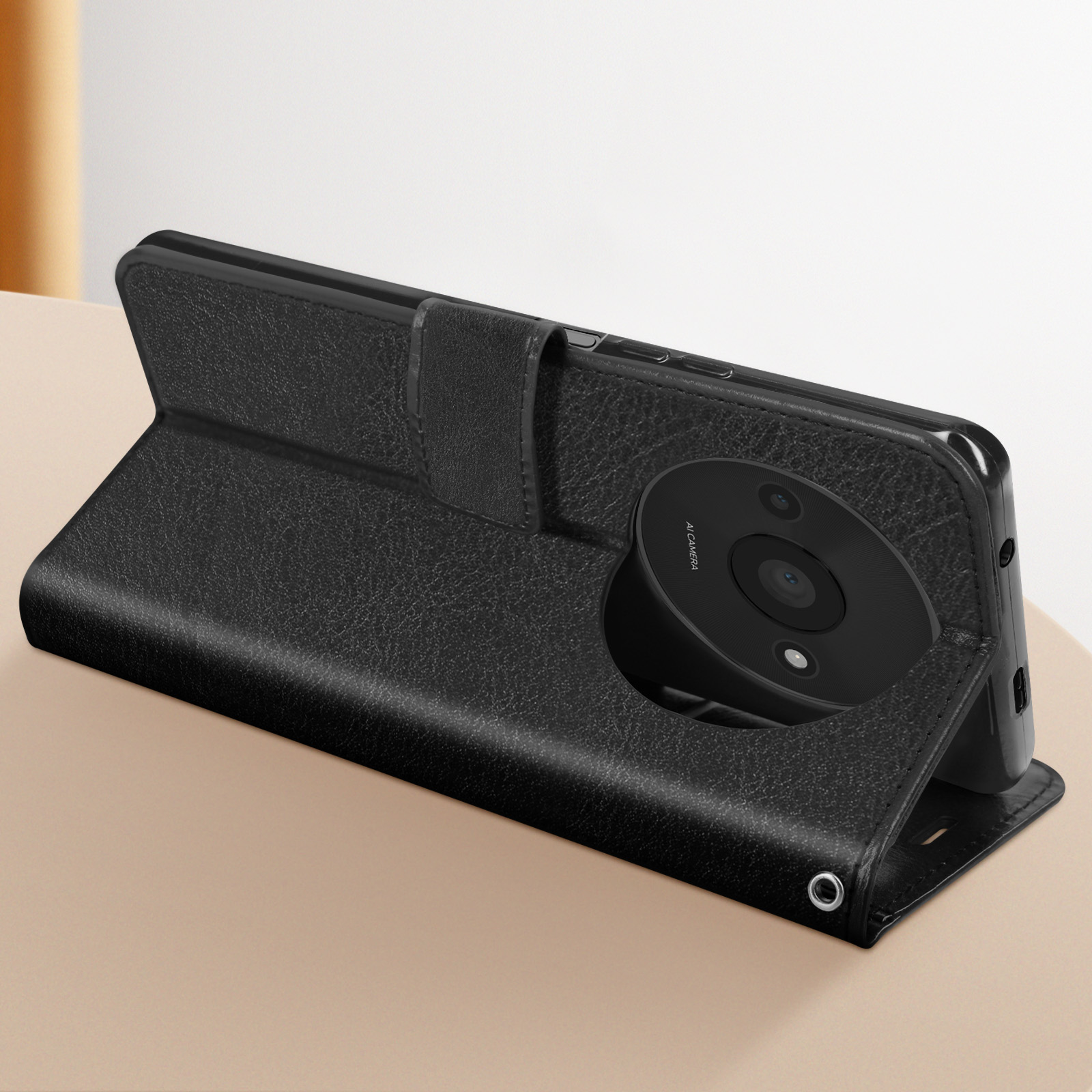 Eine schwarze Handyhülle steht auf einem Tisch. Die Kamera ist sichtbar.