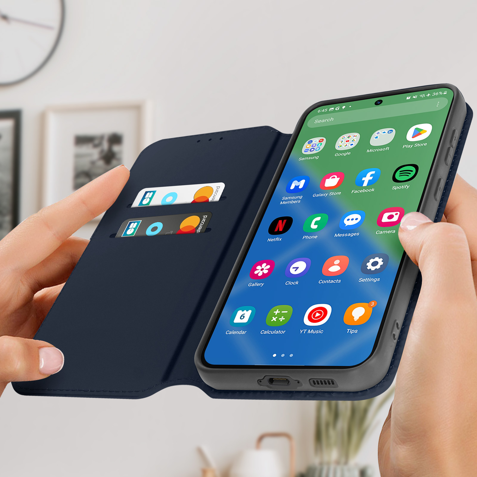 Una custodia blu per telefono è aperta, rivelando un telefono con icone sullo schermo. Tenuto da due mani.