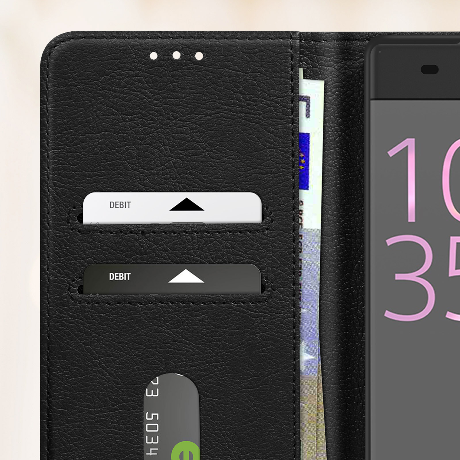 Custodia nera, aperta, che mostra carte di credito e denaro. L'ora è visualizzata sullo schermo del telefono.