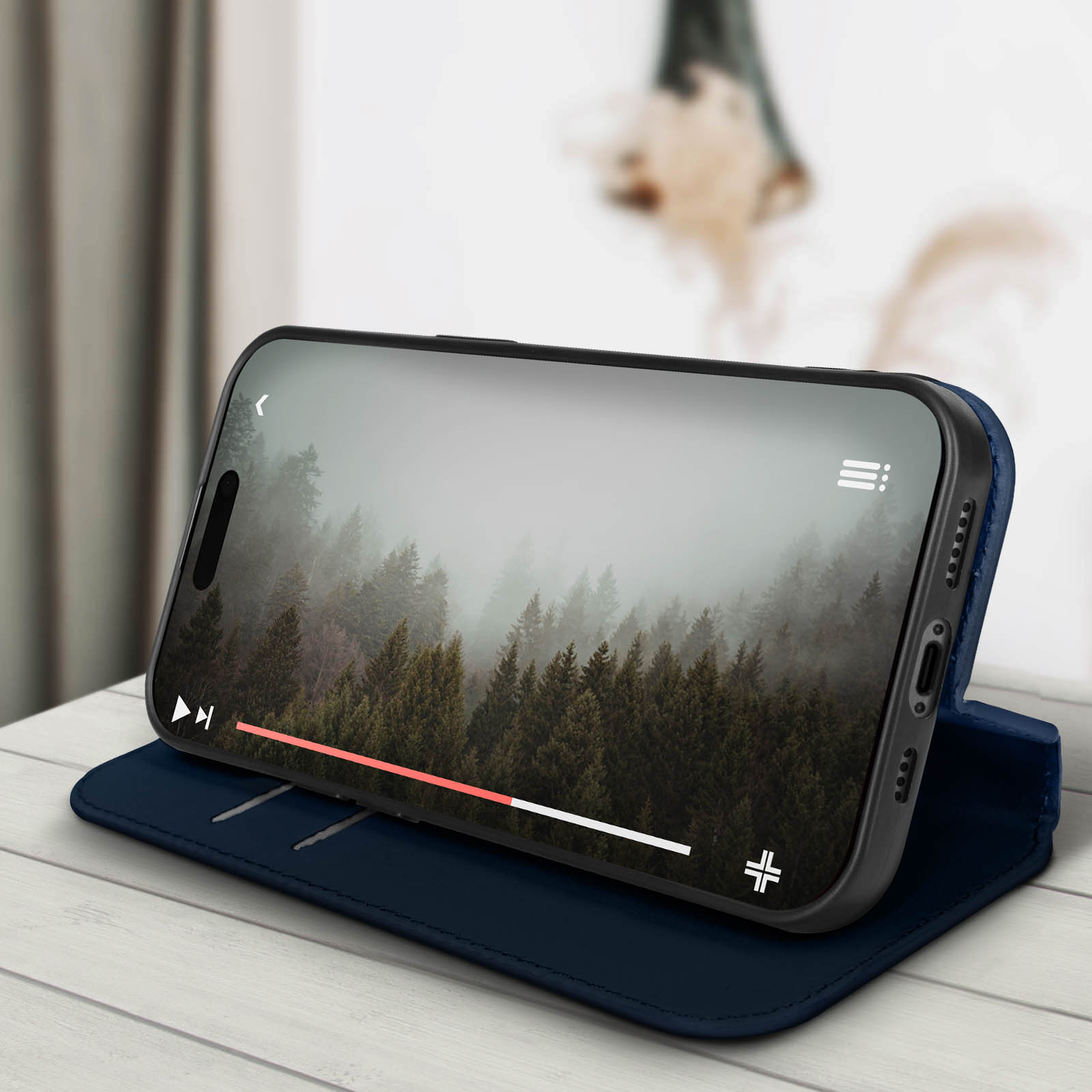 Una custodia blu per telefono con un telefono al suo interno. Il telefono sta riproducendo un video. La custodia è aperta.