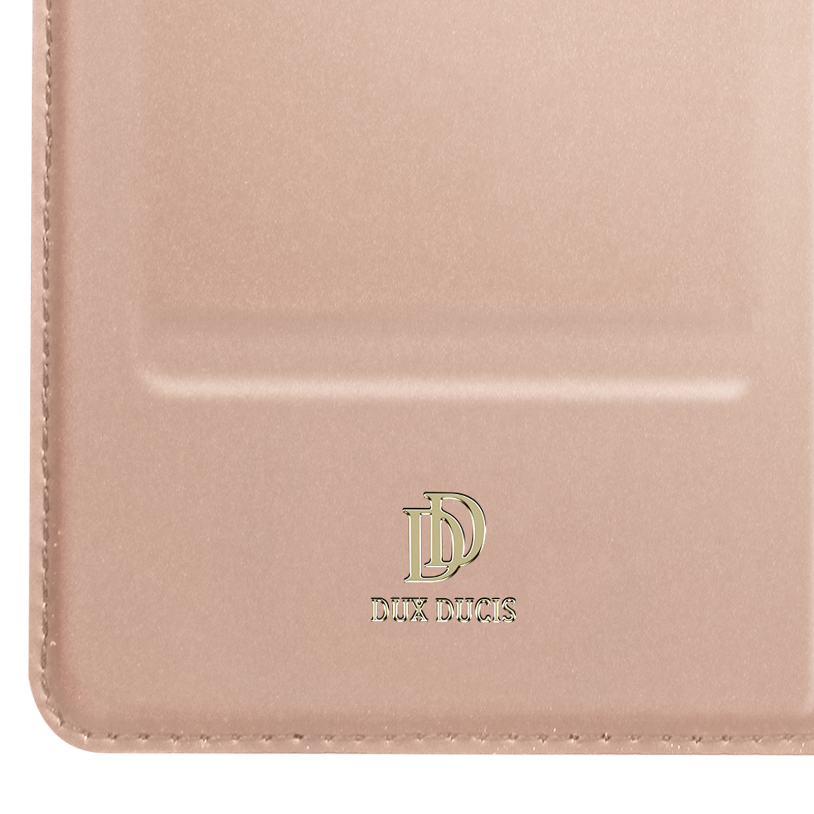 Gros plan sur un étui de téléphone rose. La marque "DUX DUCIS" est visible en doré.