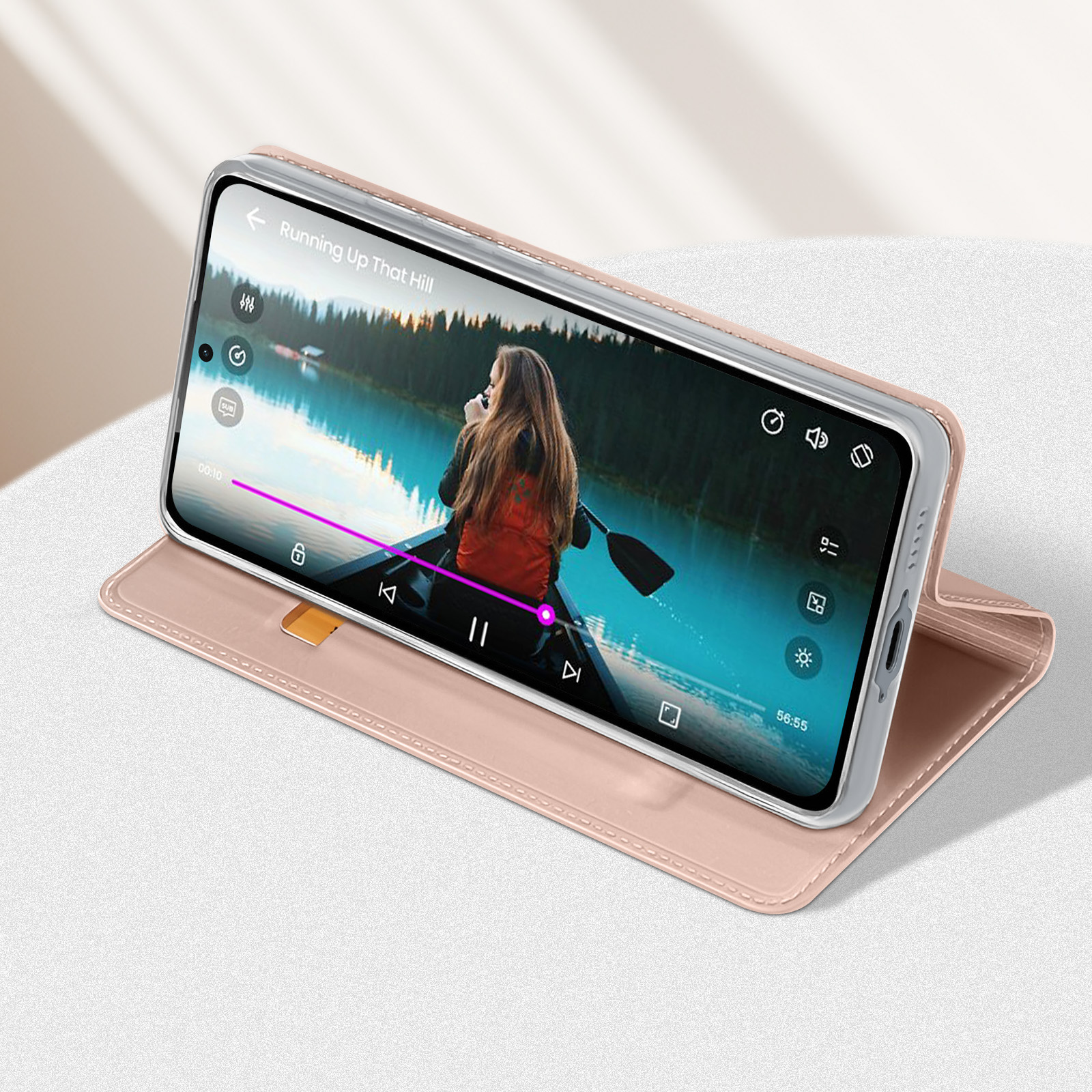 Téléphone dans un étui rose, montrant une vidéo d'une femme dans un bateau.