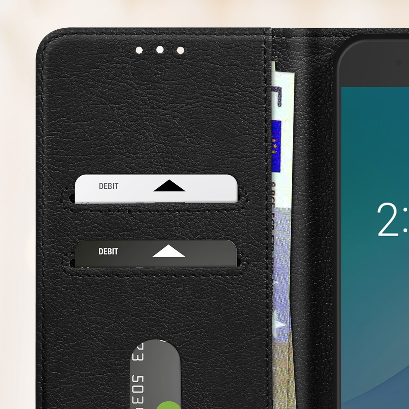 Custodia nera con carte e denaro dentro. Schermo del telefono visibile a destra.