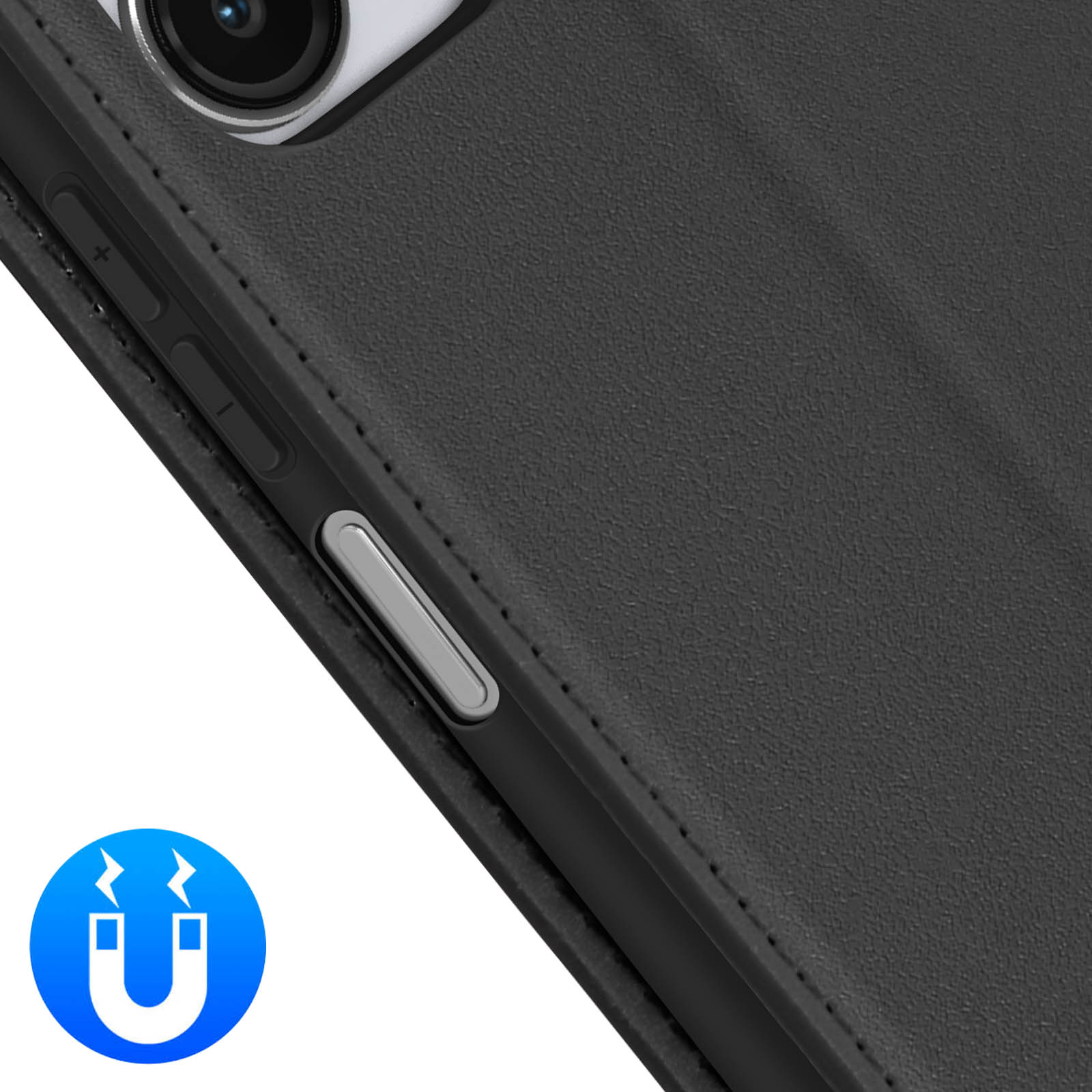 Dettaglio della custodia nera del telefono. I pulsanti del volume sono visibili. Piccola icona a calamita in un cerchio blu.