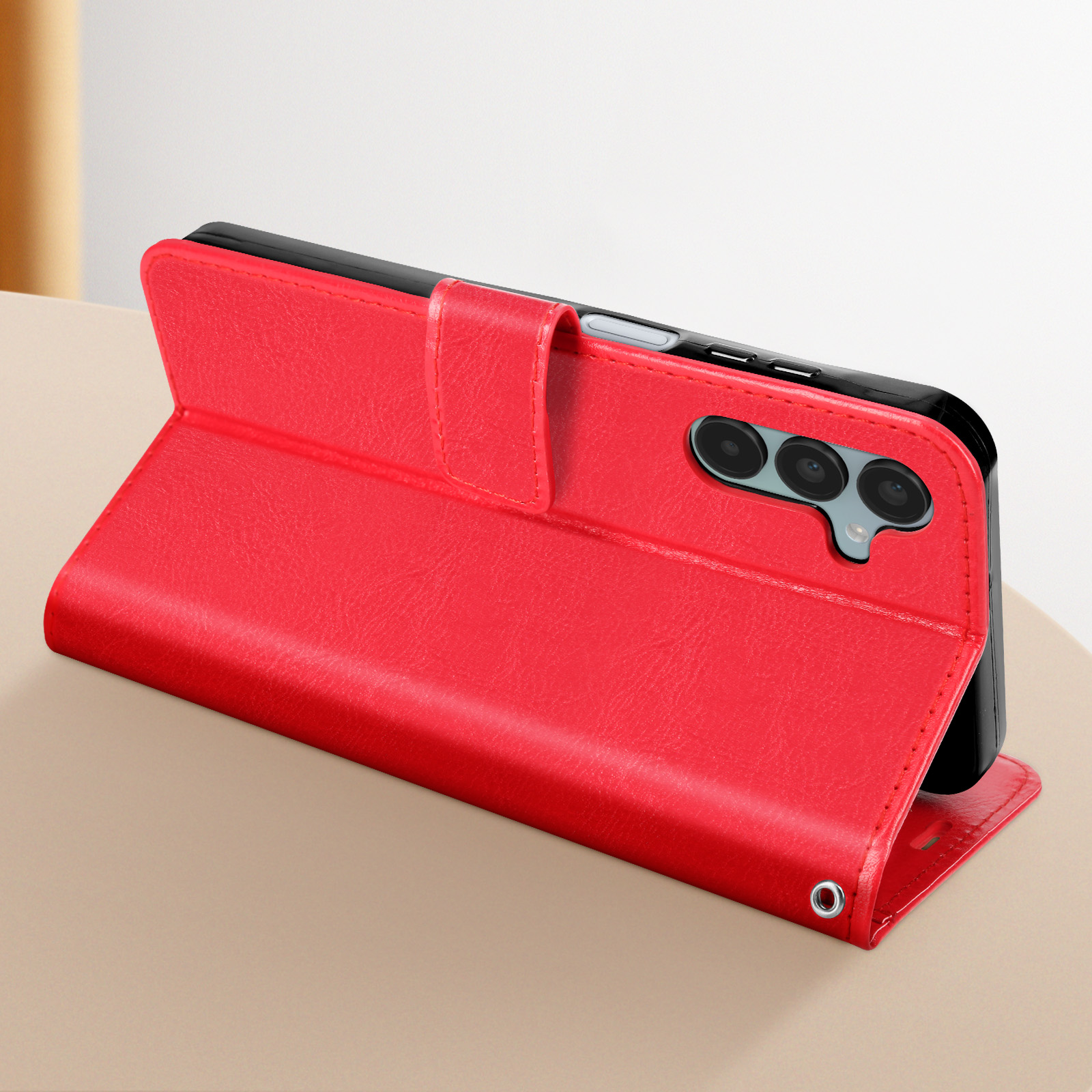 Rote Handyhülle offen, mit Telefon darin. Die Hülle steht.