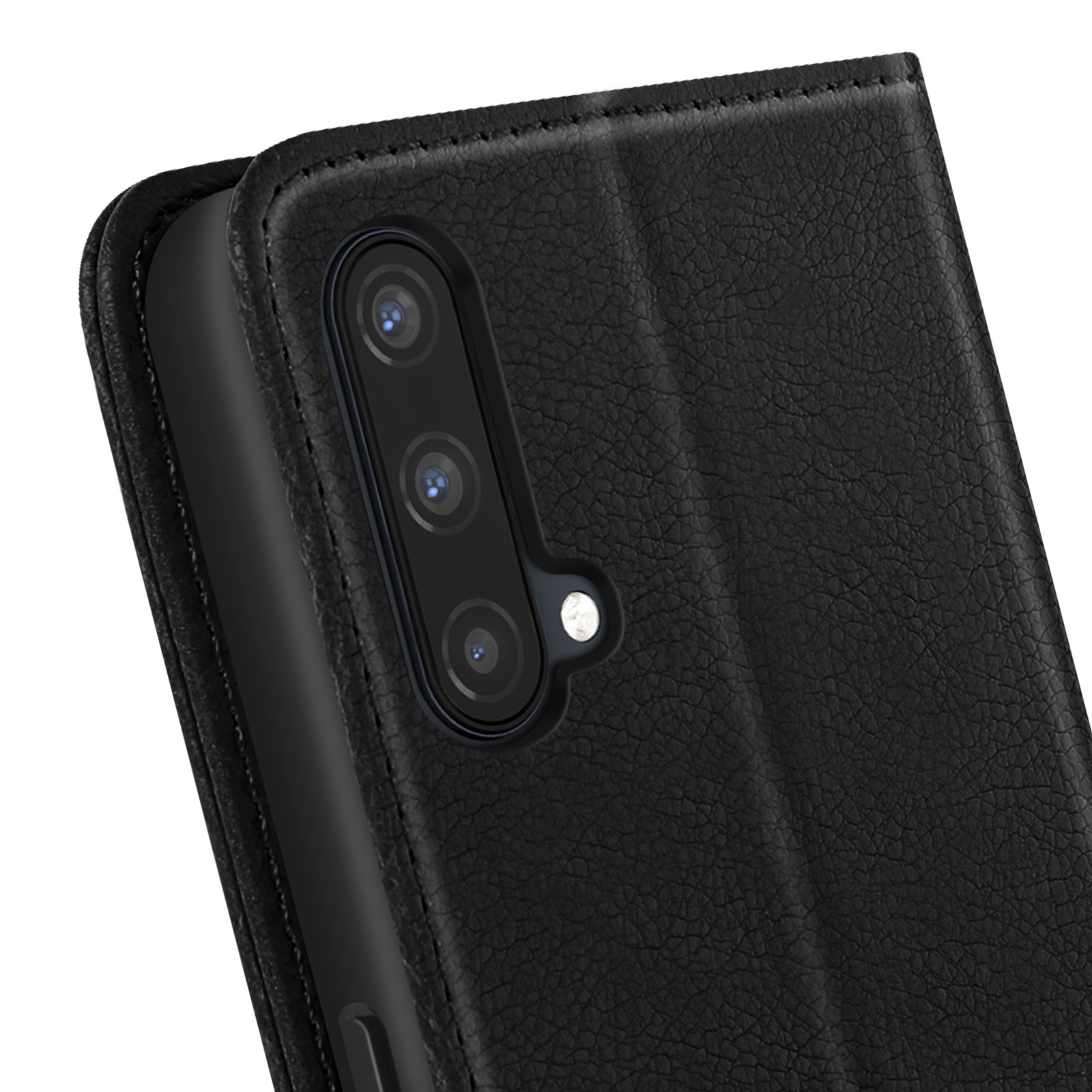 Custodia nera con triplo obiettivo della fotocamera, primo piano.