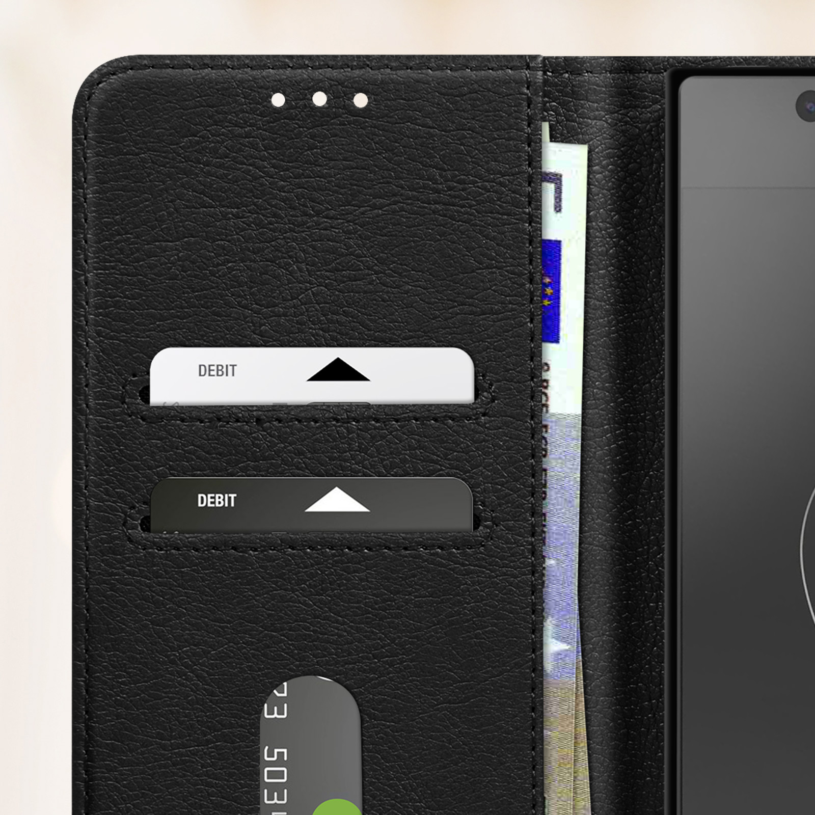 Custodia per telefono in pelle nera aperta, con carte di debito e contanti visibili.