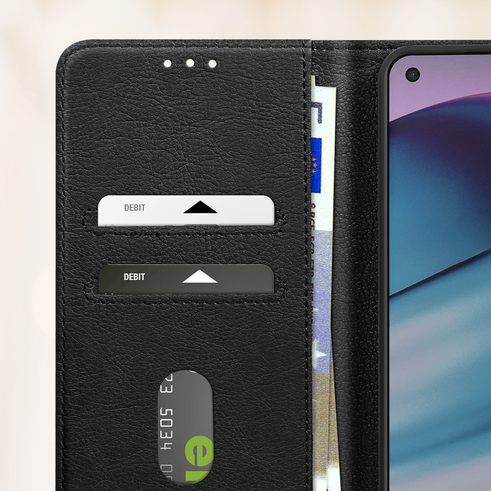 Custodia per telefono in pelle nera con carte di debito e banconote in euro. Fessure.