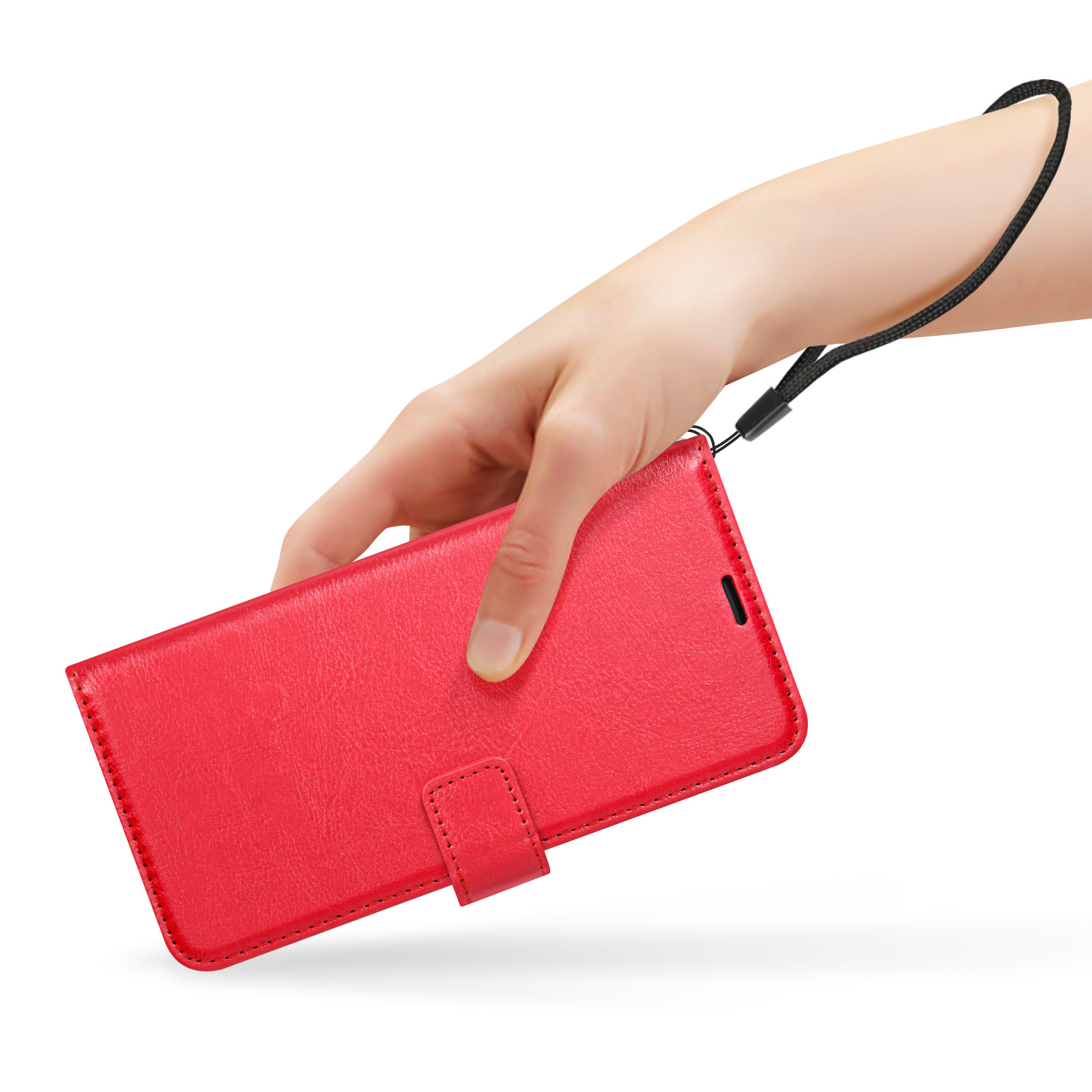 Eine Hand hält eine rote Handyhülle mit einem Riemen. Weißer Hintergrund.