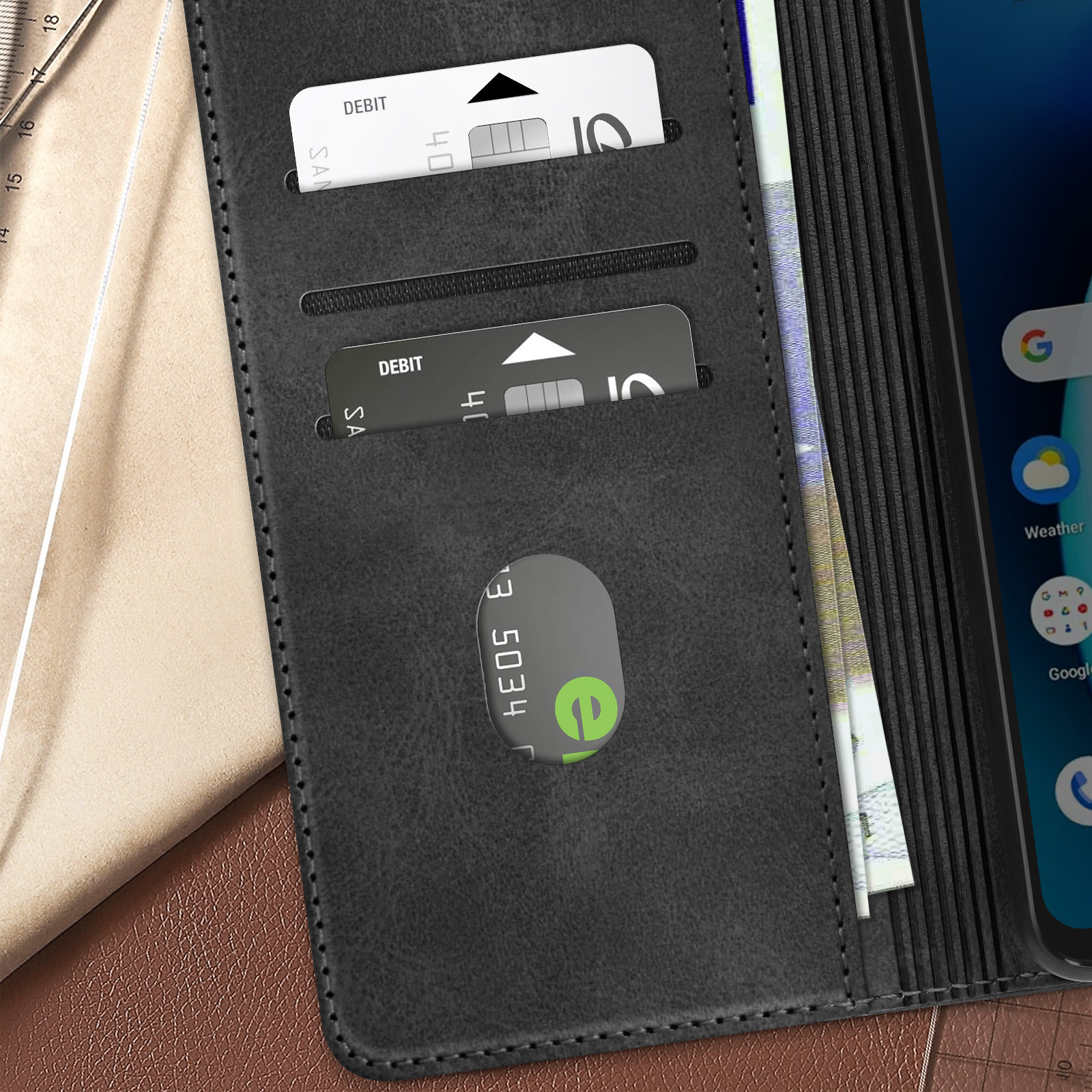 Una custodia per telefono con carte e contanti all'interno, con uno sfondo scuro.