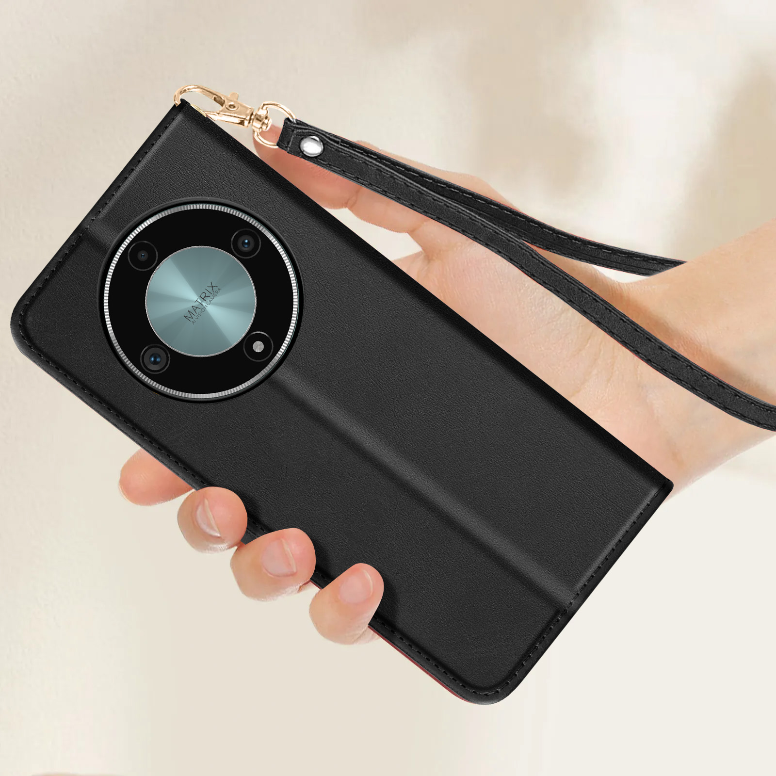 Hand hält schwarze Handyhülle mit Telefon. Hülle hat einen Riemen. Kamera.