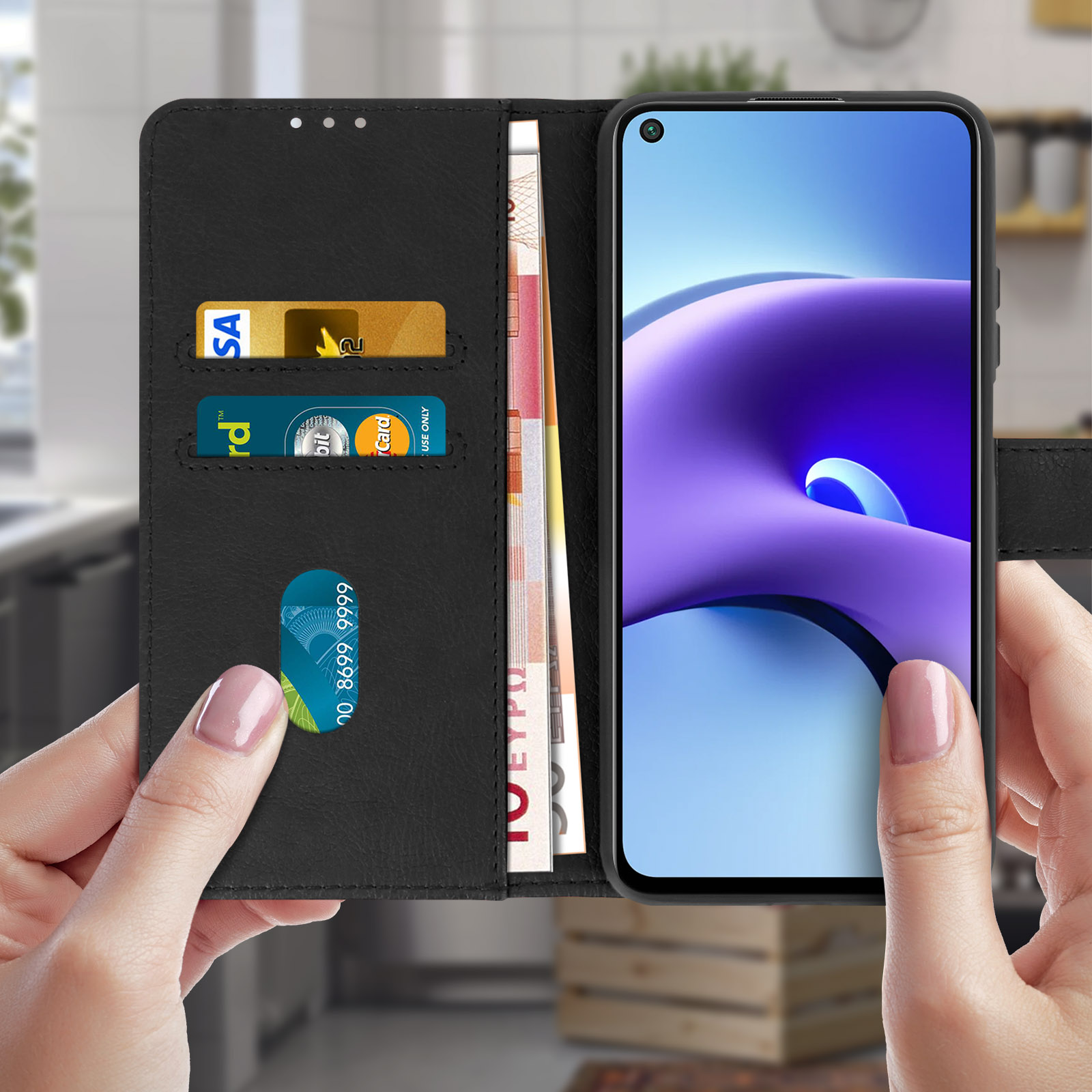 Telefono in custodia nera aperta, che mostra carte e denaro, tenuto da mani. Schermo.