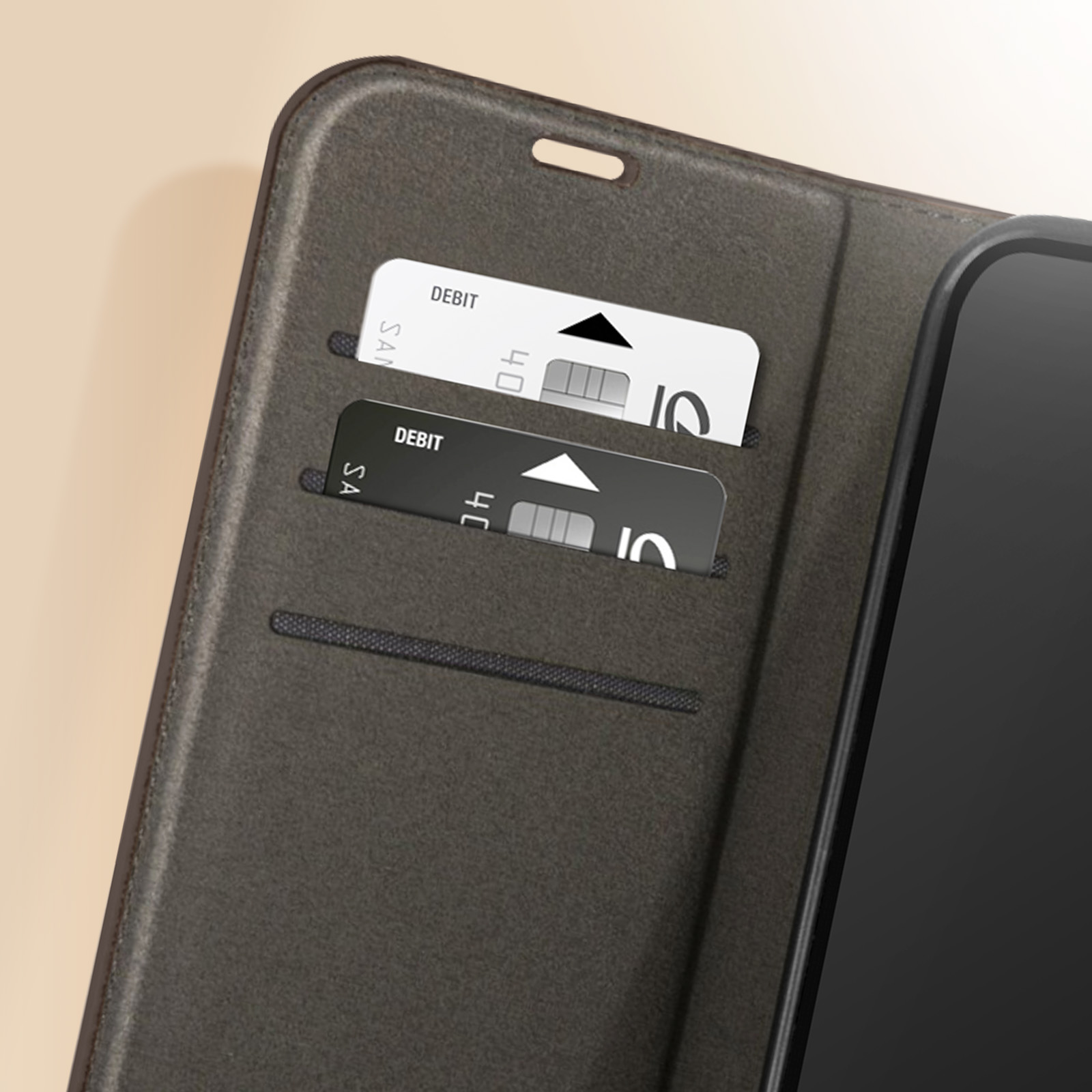 Custodia per telefono aperta con carte di debito all'interno. Il telefono è parzialmente visibile. È una custodia marrone scuro.