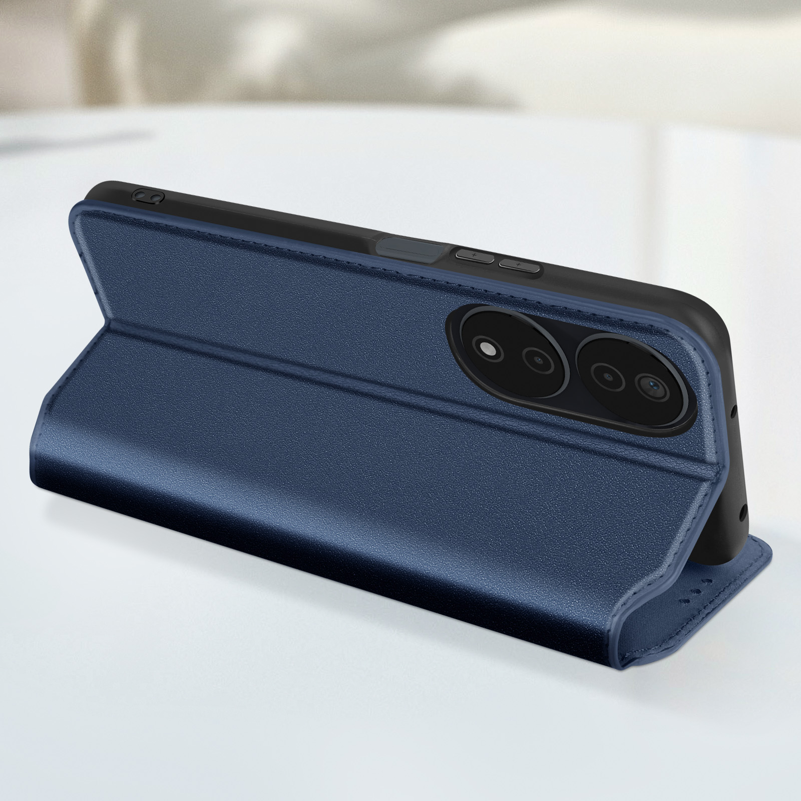 Custodia per telefono blu, aperta e in piedi, con un telefono all'interno. Telefono nero. Pulsanti laterali visibili.