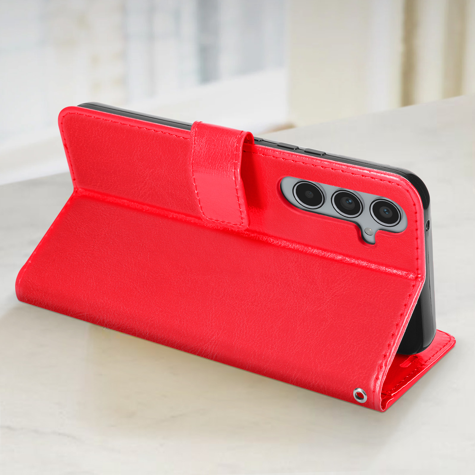 Custodia per telefono in pelle rossa con telefono all'interno, aperta. Sfondo bianco.