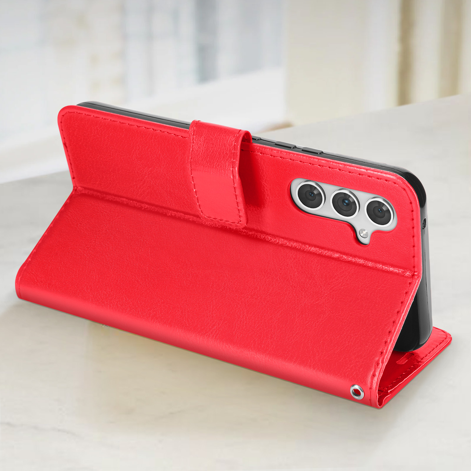 Custodia per telefono rossa, aperta, con un telefono all'interno. La custodia è in piedi.