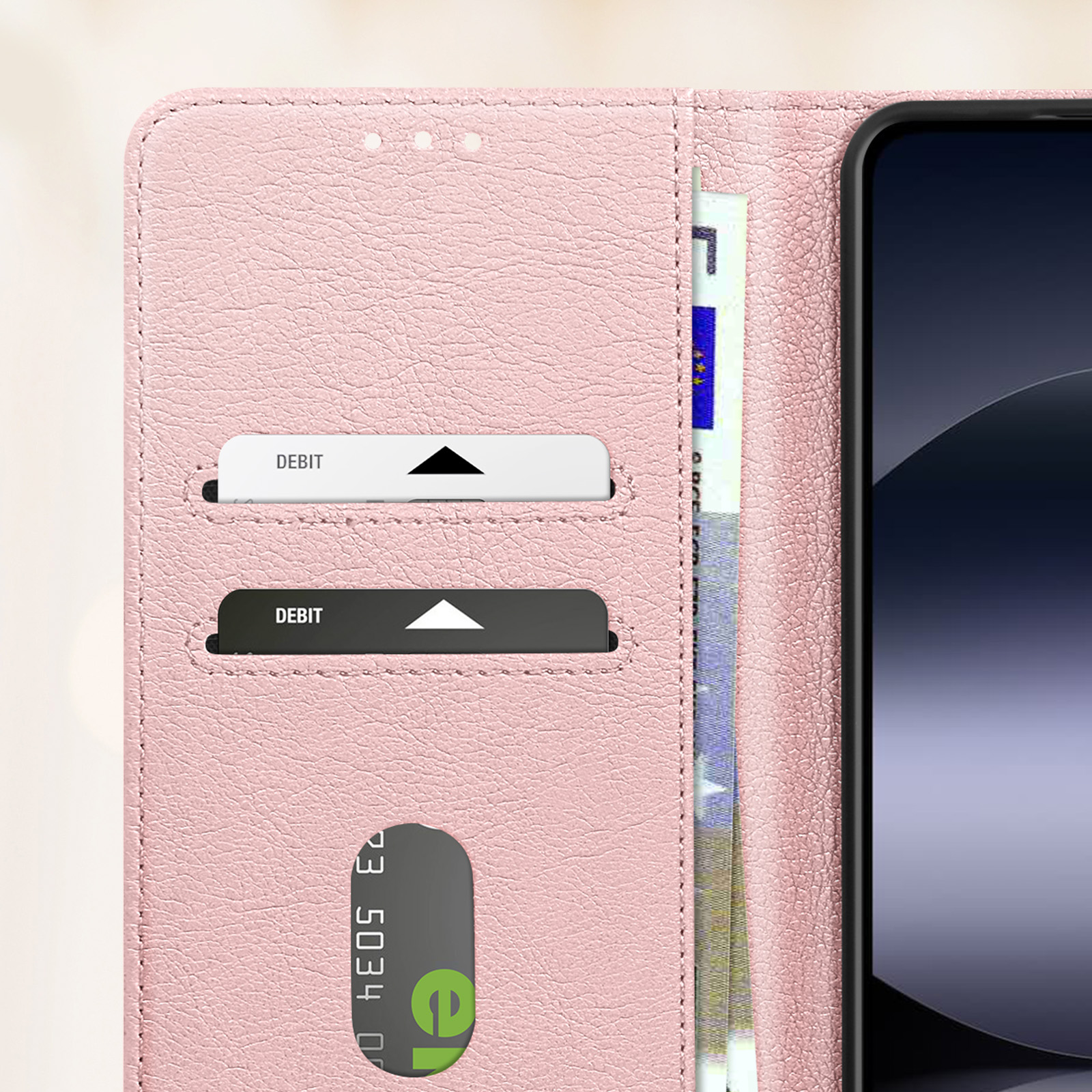 Interno di custodia per telefono rosa con fessure per carte di debito e uno scomparto per soldi. Il telefono non è visibile.