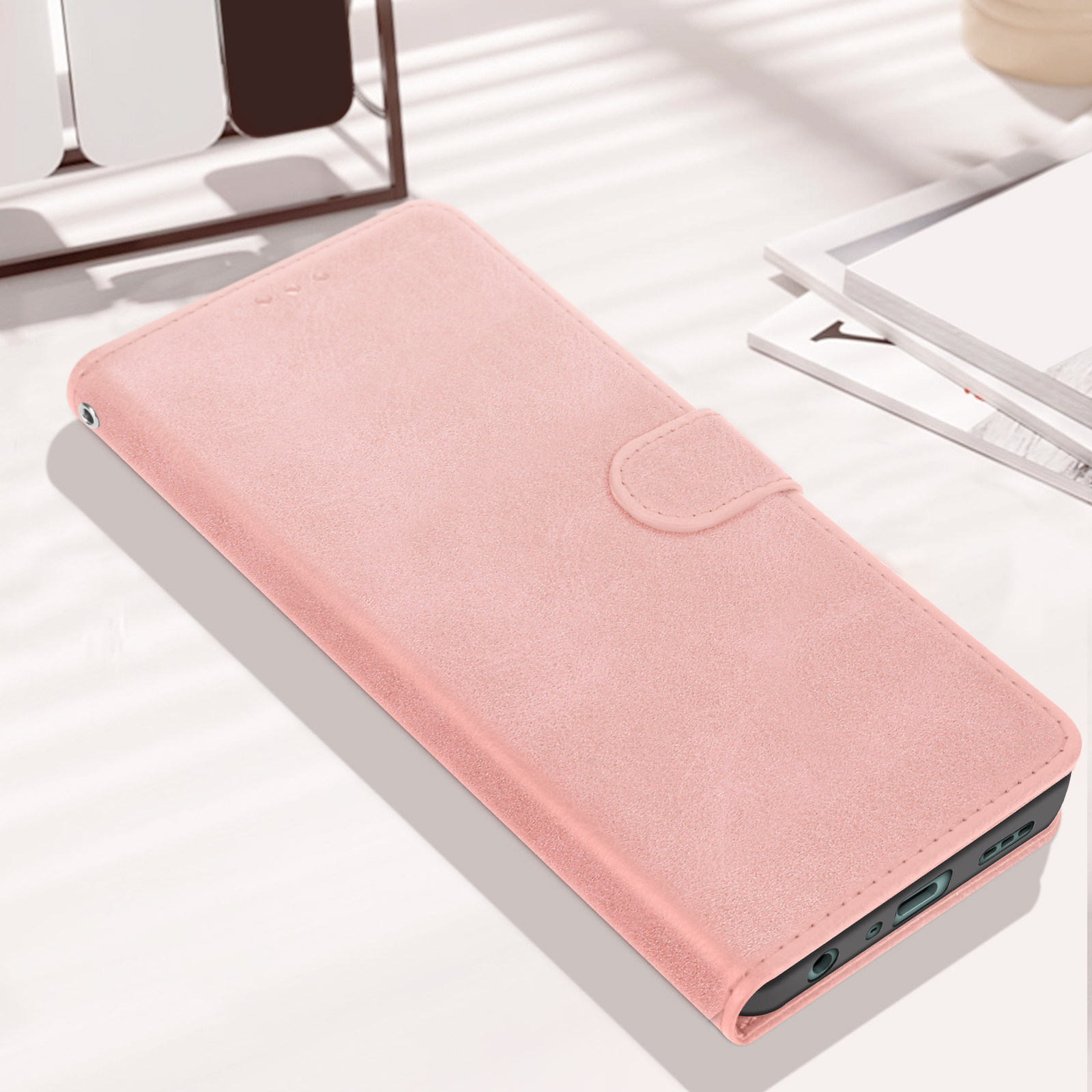 Custodia per telefono rosa, chiusa, con chiusura magnetica. La custodia è su una superficie bianca.