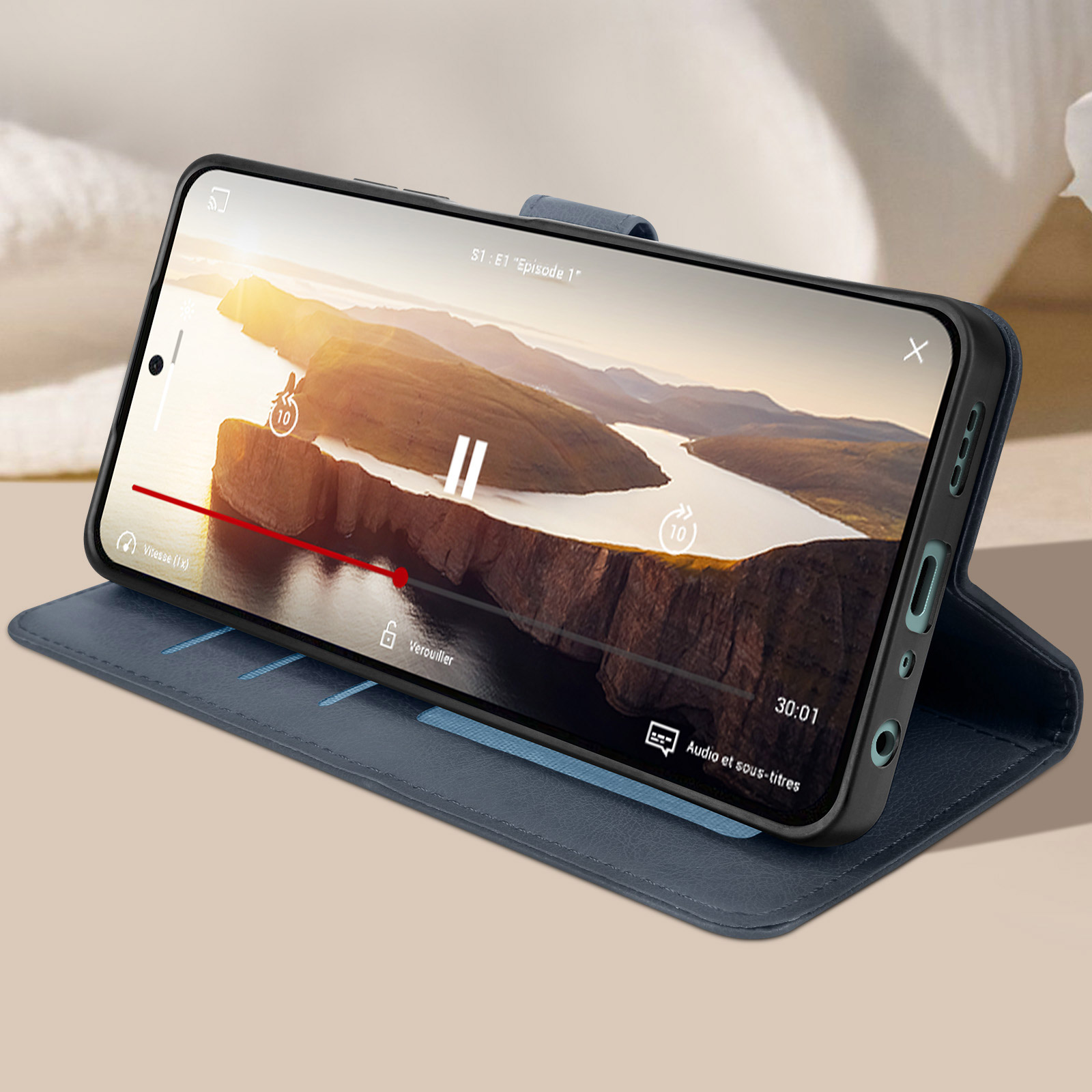 Custodia per telefono blu con telefono all'interno, che mostra un video sullo schermo.