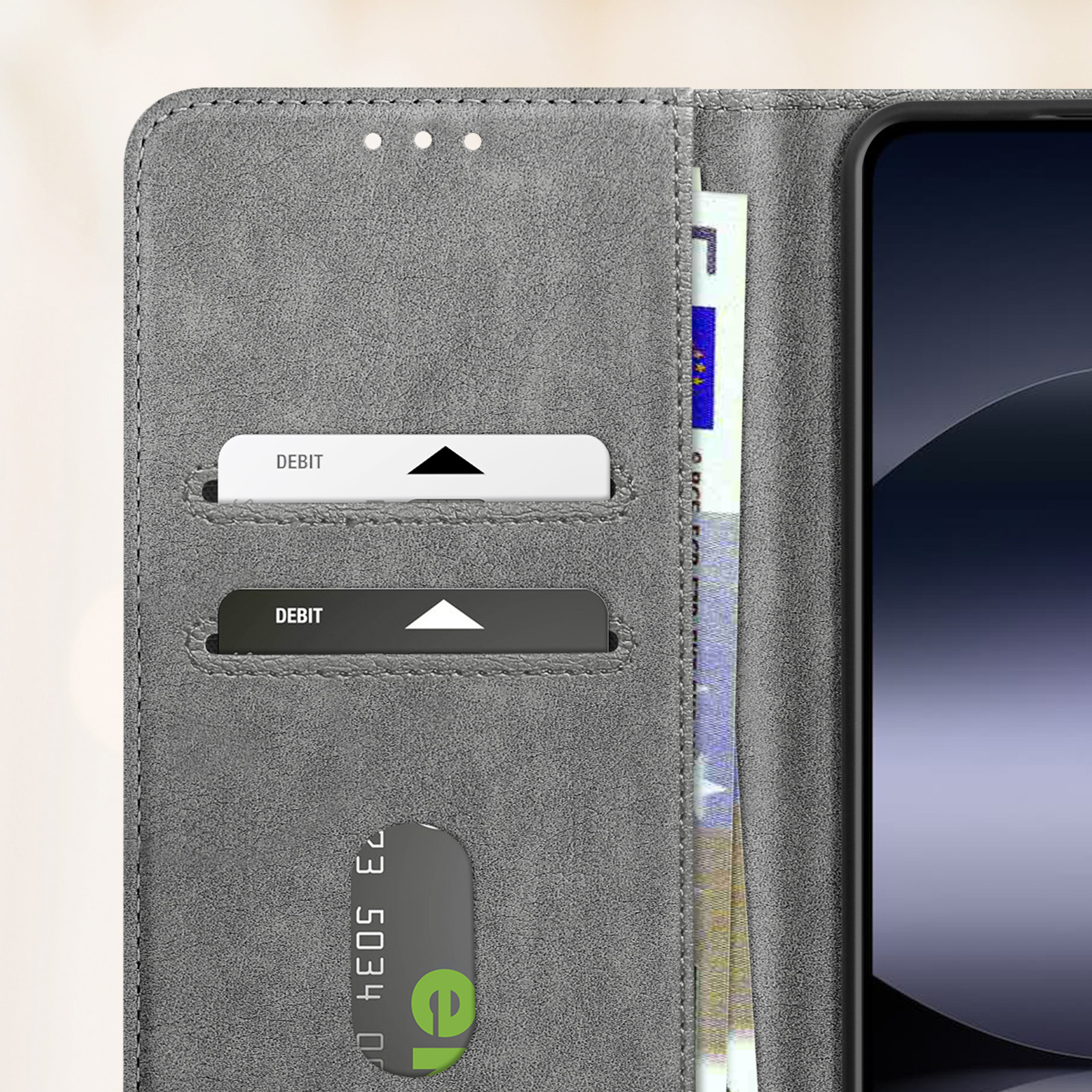 Custodia grigia per telefono, con carte di debito e denaro all'interno. Lo schermo del telefono è visibile.