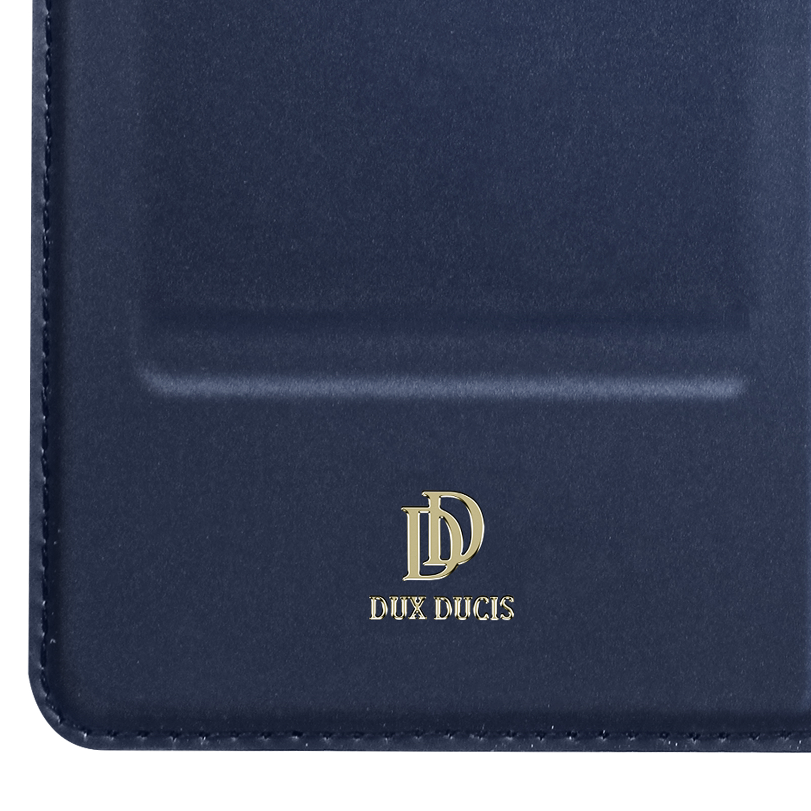 Primo piano custodia blu con logo dorato 'DUX DUCIS'.