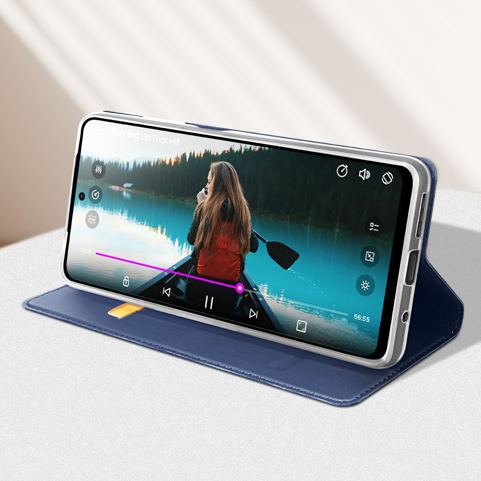 Telefono in una custodia blu che mostra un video di una donna in barca sull'acqua.