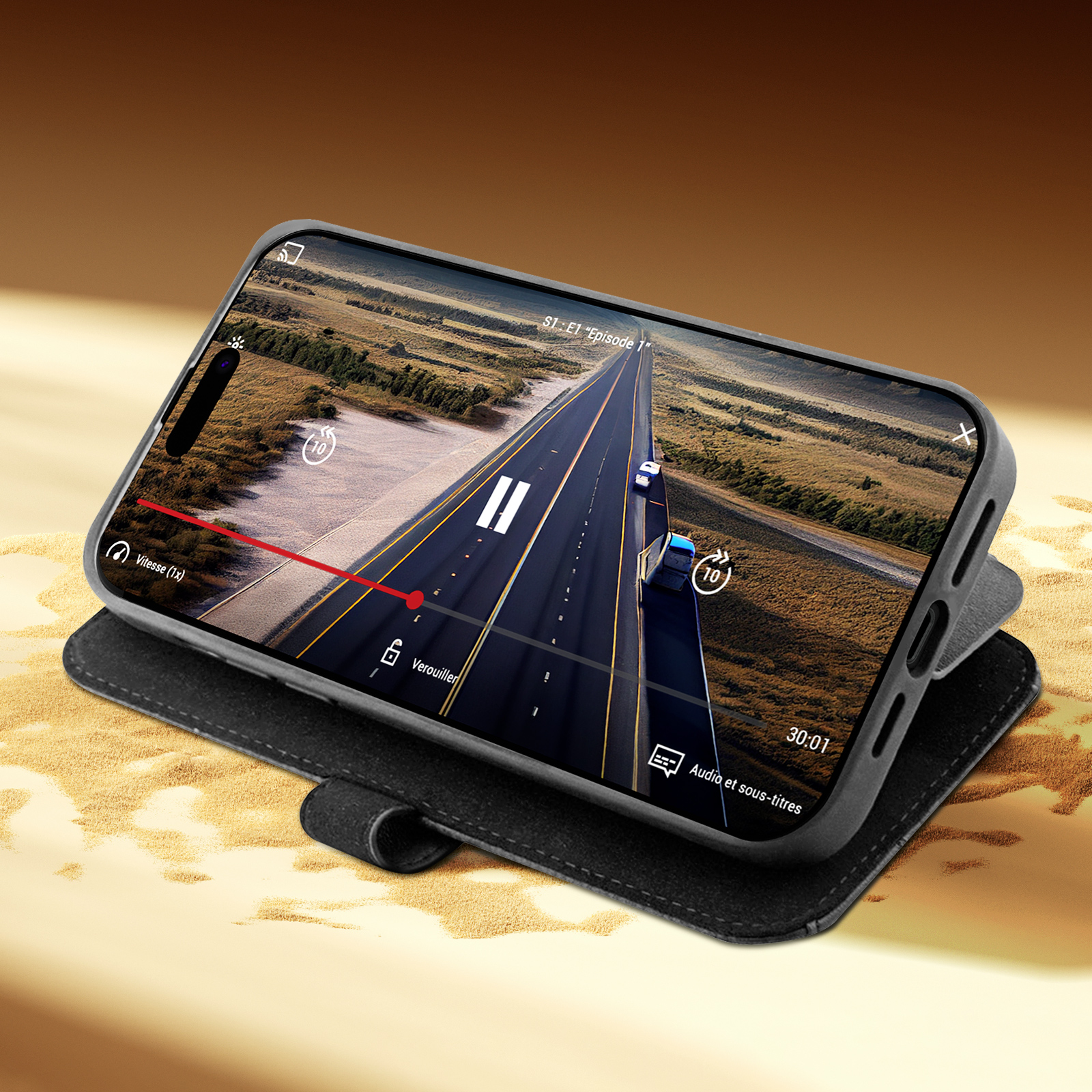 Custodia per telefono nera con un telefono che mostra un video di una strada. Il telefono è aperto.