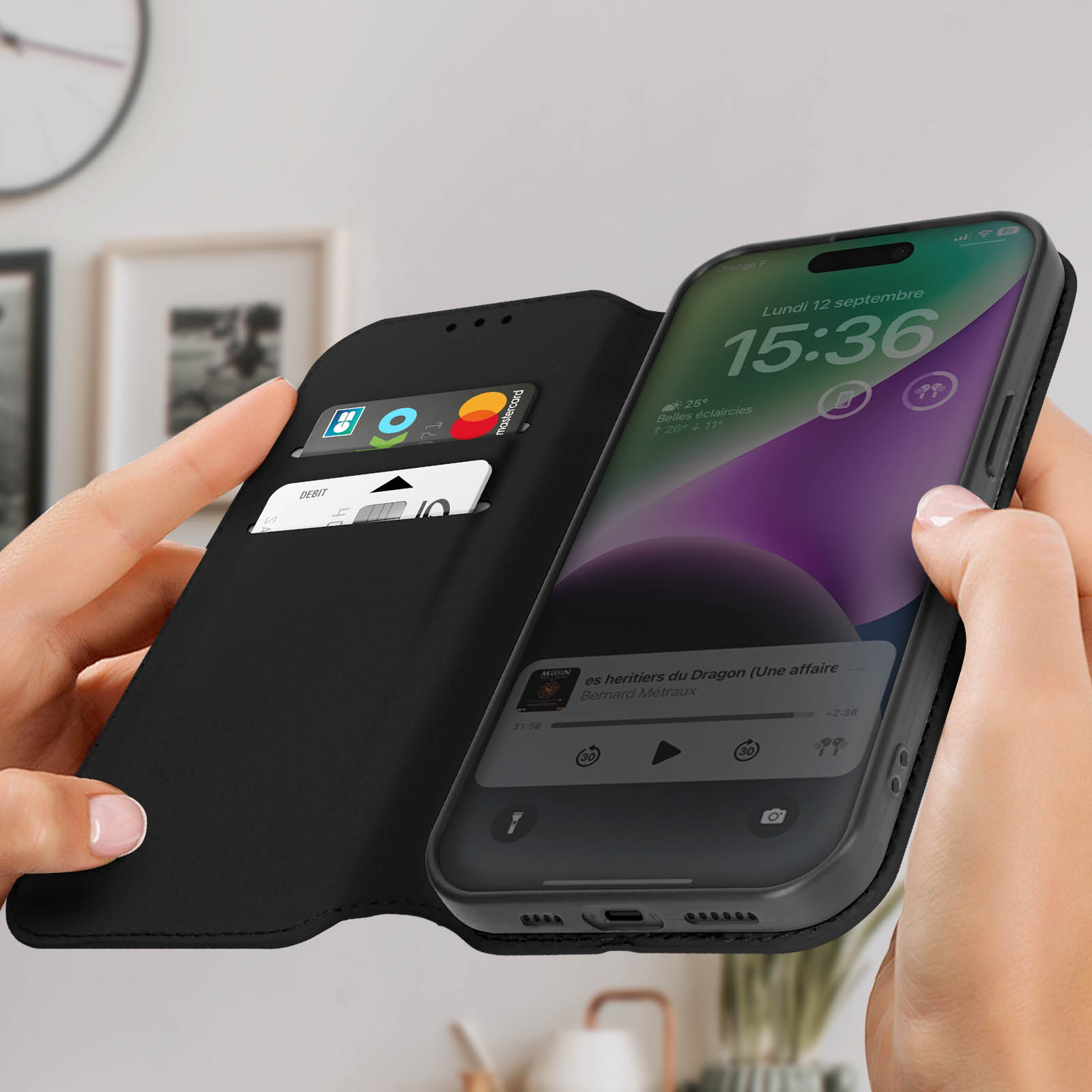 Custodia del telefono aperta, che mostra uno schermo del telefono con ora e data. Carte nella fessura.