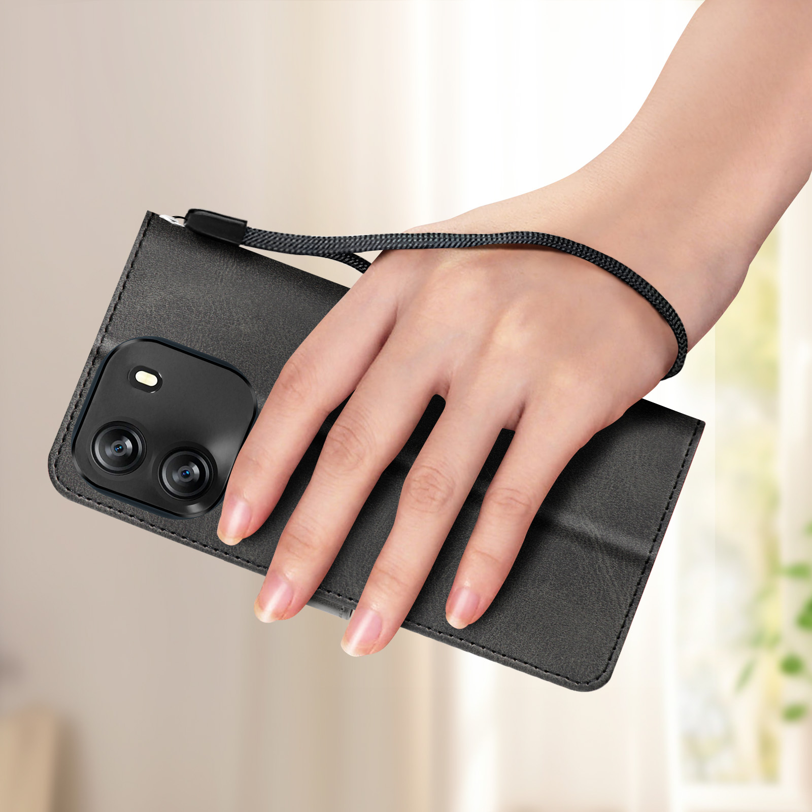 Hand hält schwarzes Telefon in Hülle mit Handschlaufe.