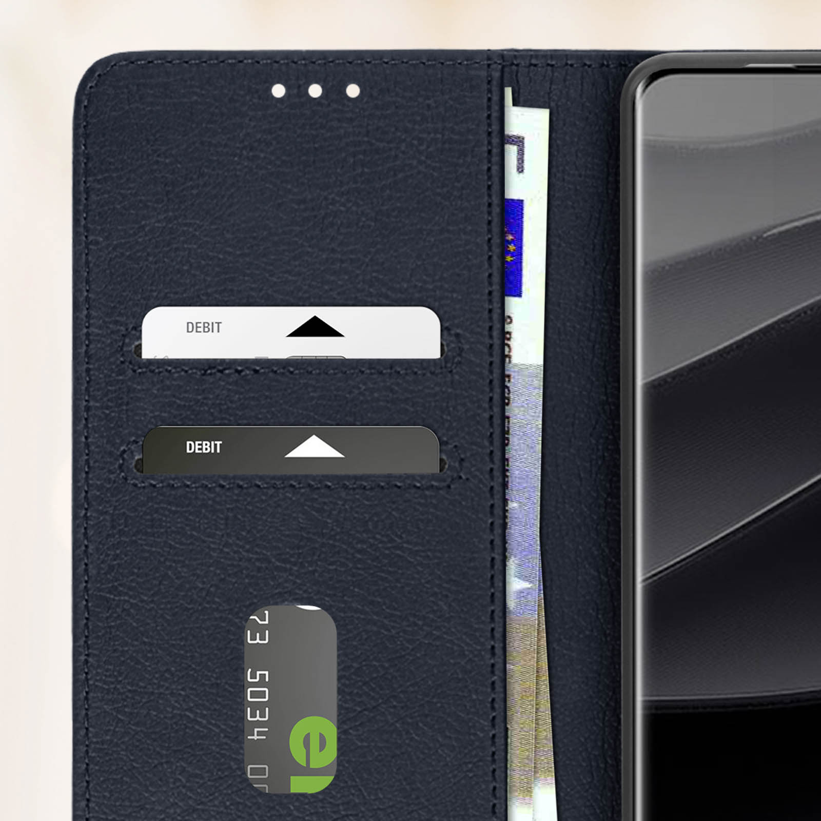 Custodia per telefono blu navy aperta con carte e denaro all'interno. Carte di debito e valuta visibili.