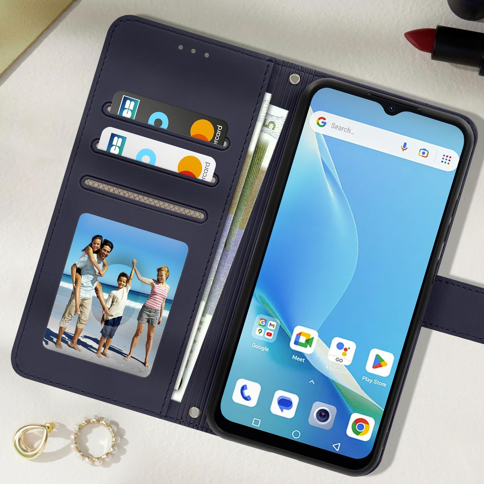 Geöffnete Handyhülle mit Karten und Geld sichtbar. Telefon rechts, zeigt einen Telefonbildschirm.