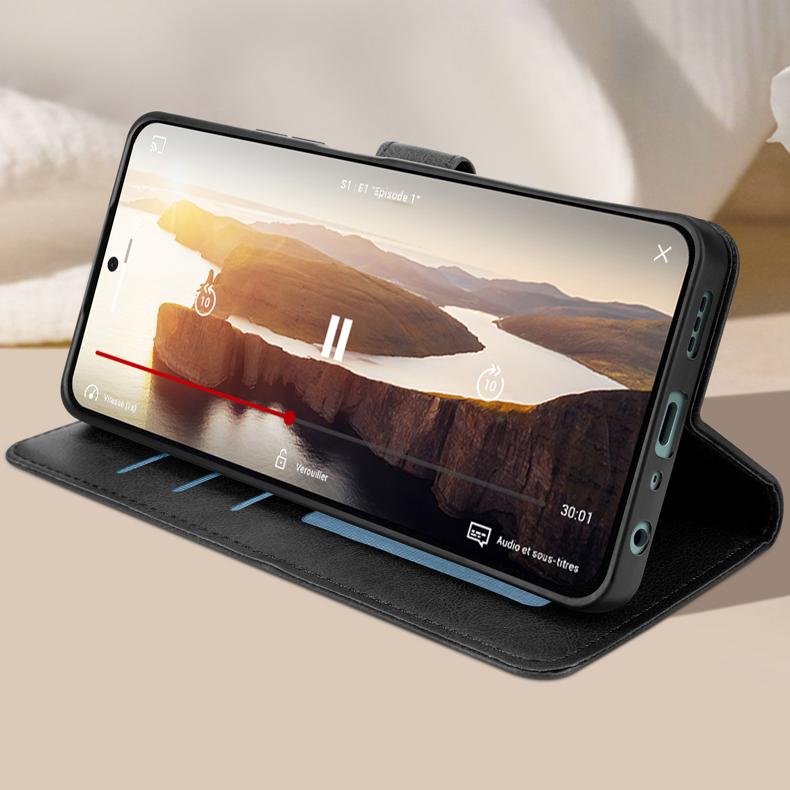 Custodia nera per telefono aperta, riproduzione video. La custodia mostra un video con vista lago. Fessure blu per carte visibili.