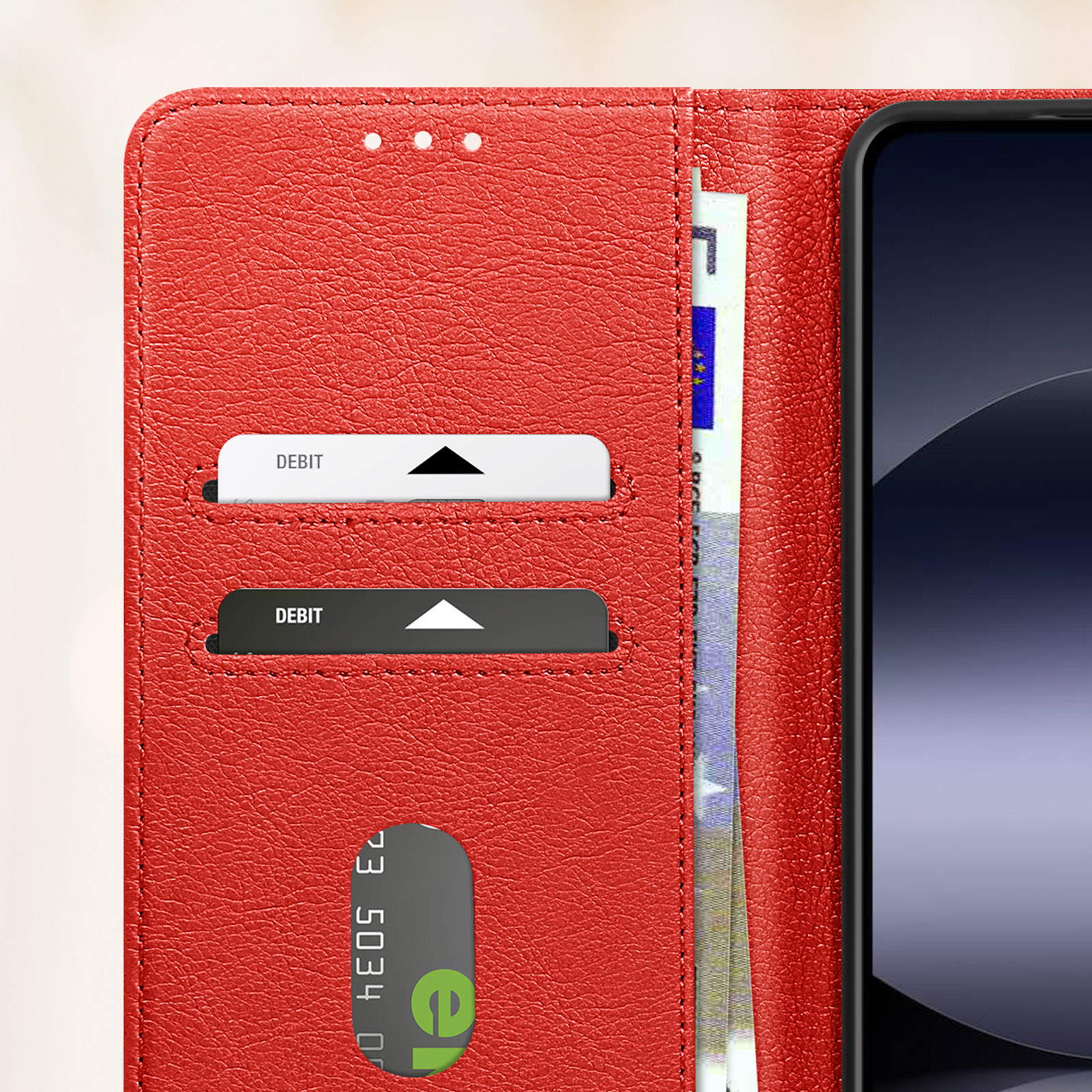 Custodia per telefono rossa aperta. Carte e denaro all'interno. La custodia ha uno slot per carte.