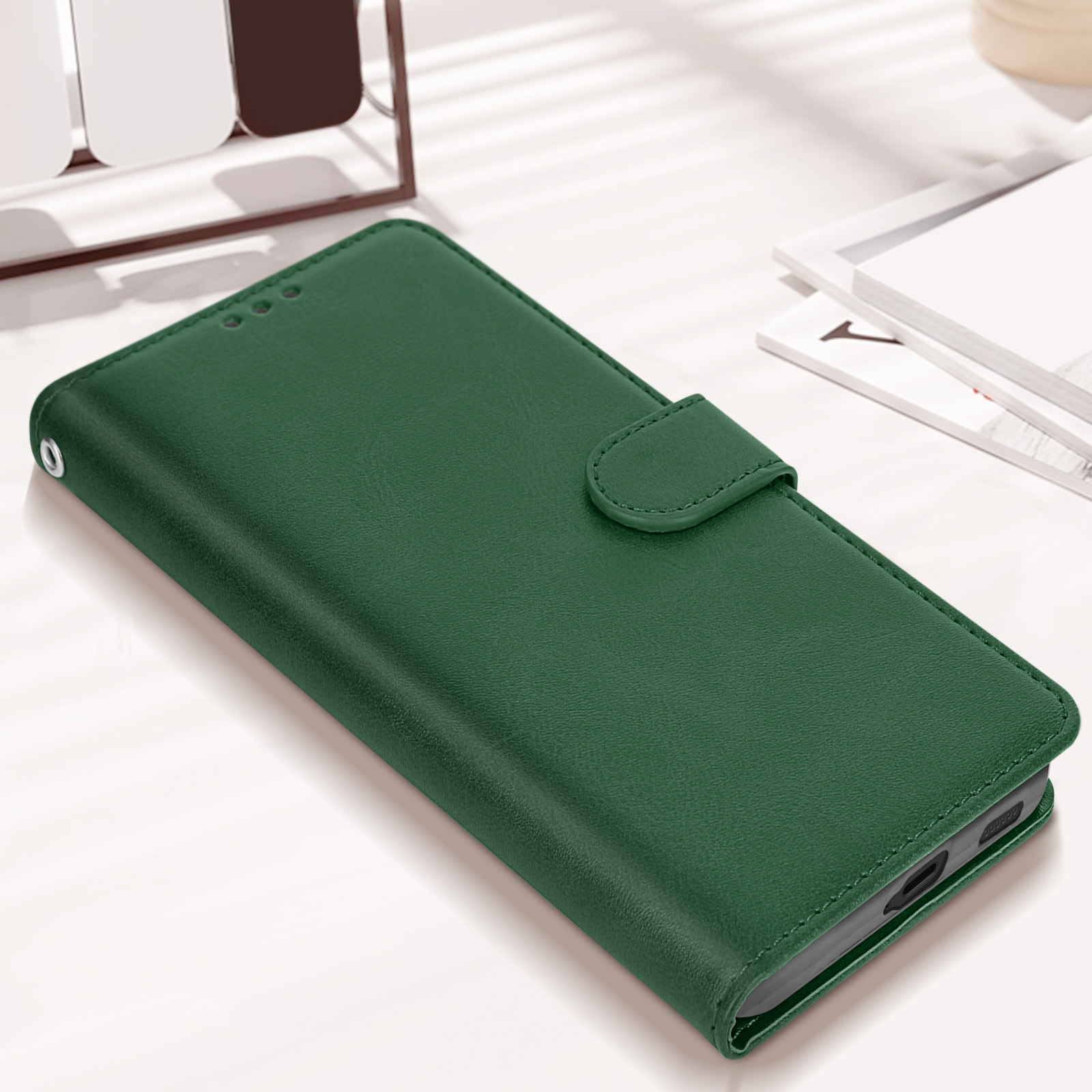 Custodia per telefono verde, chiusa, con un telefono all'interno, su una scrivania.