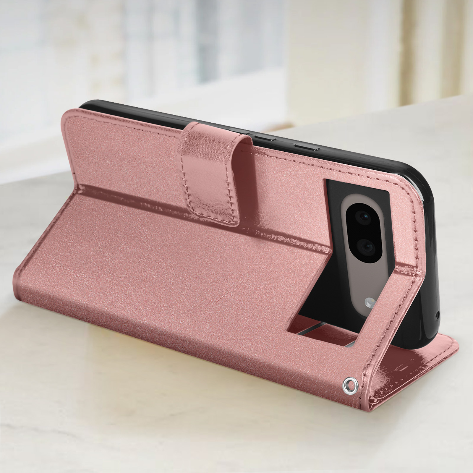 Custodia rosa per telefono appoggiata, che mostra il telefono all'interno.