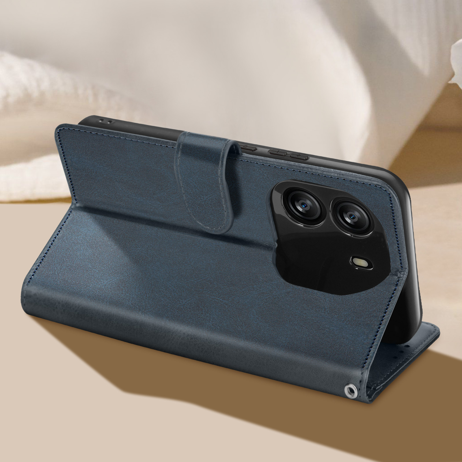 Blaue Handyhülle mit Telefon darin, aufgestellt, mit Klappdeckel. Dunkler Hintergrund.