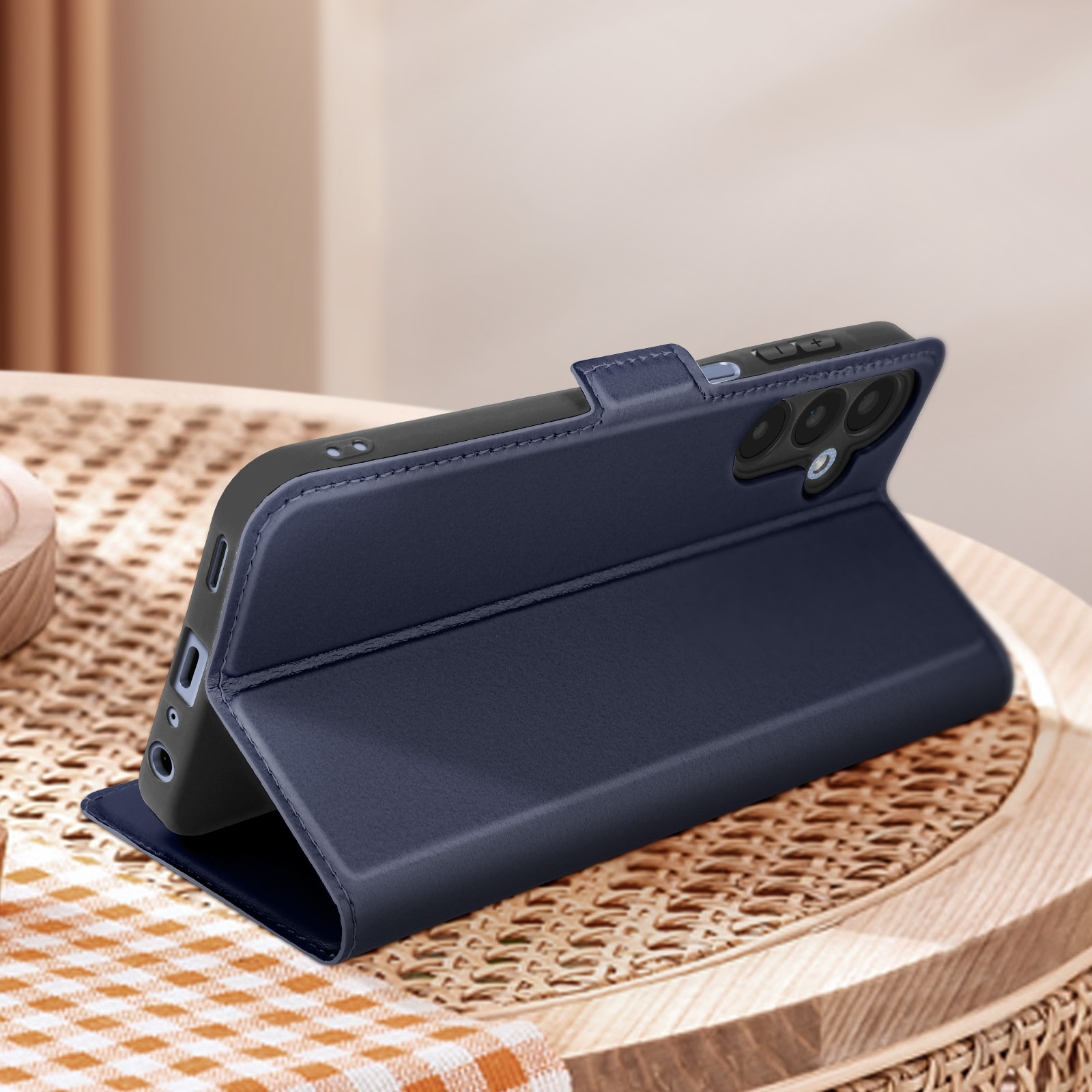 Blaue Handyhülle offen, mit Telefon. Die Hülle liegt auf einem Holztisch.