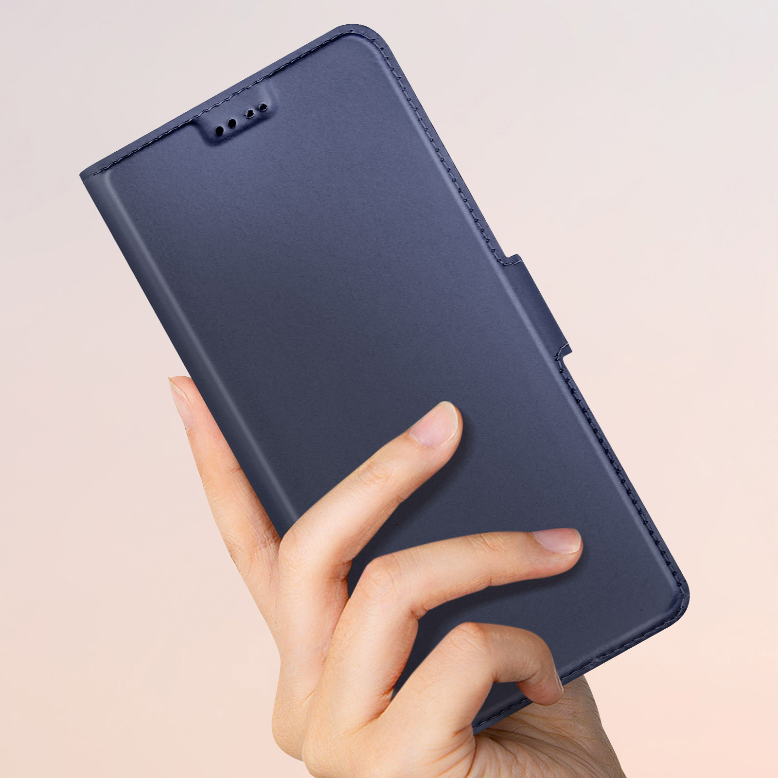 Eine blaue Handyhülle in einer Hand gehalten. Die Hülle ist geschlossen, das Telefon ist darin.