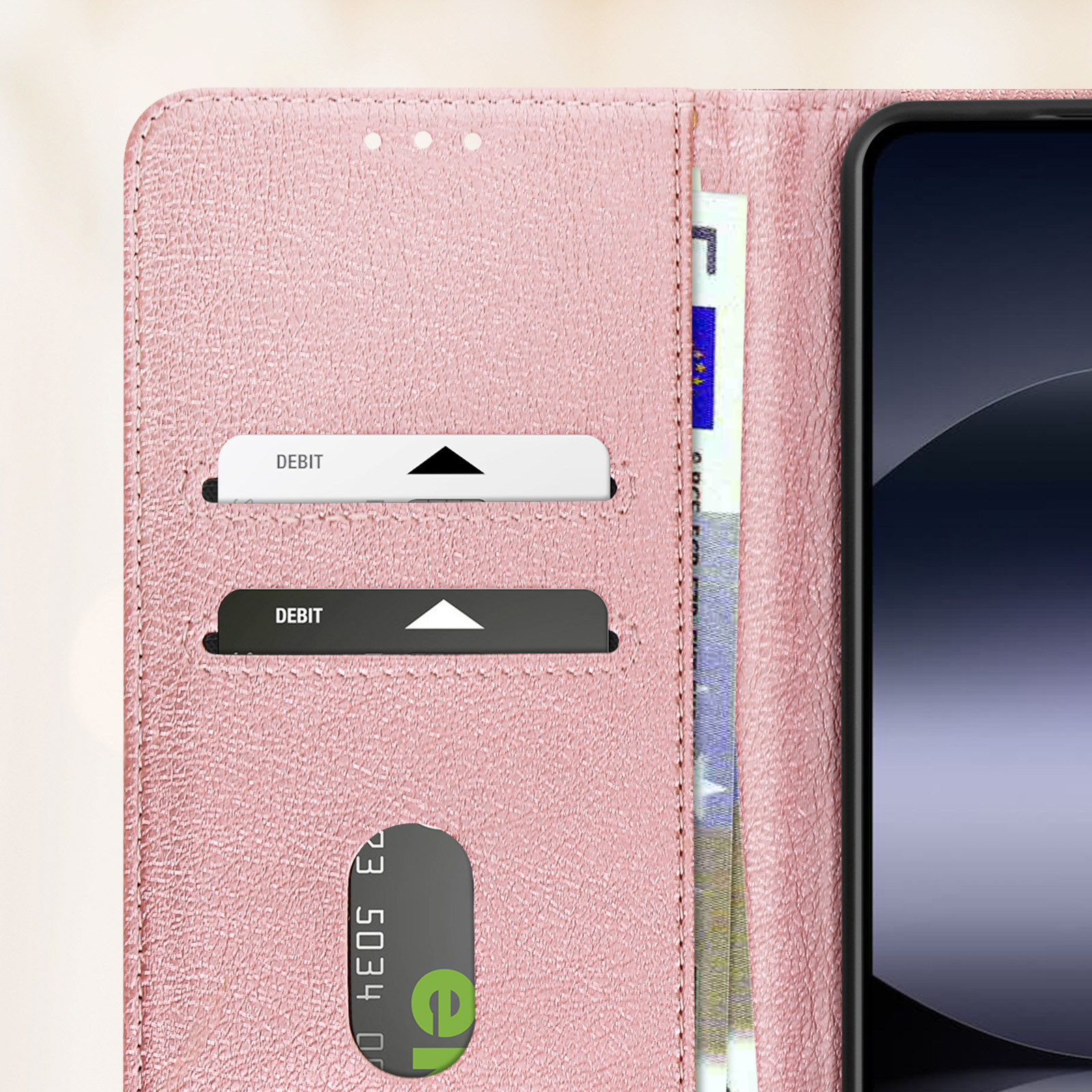 Custodia rosa aperta, con carte e denaro, telefono a destra.