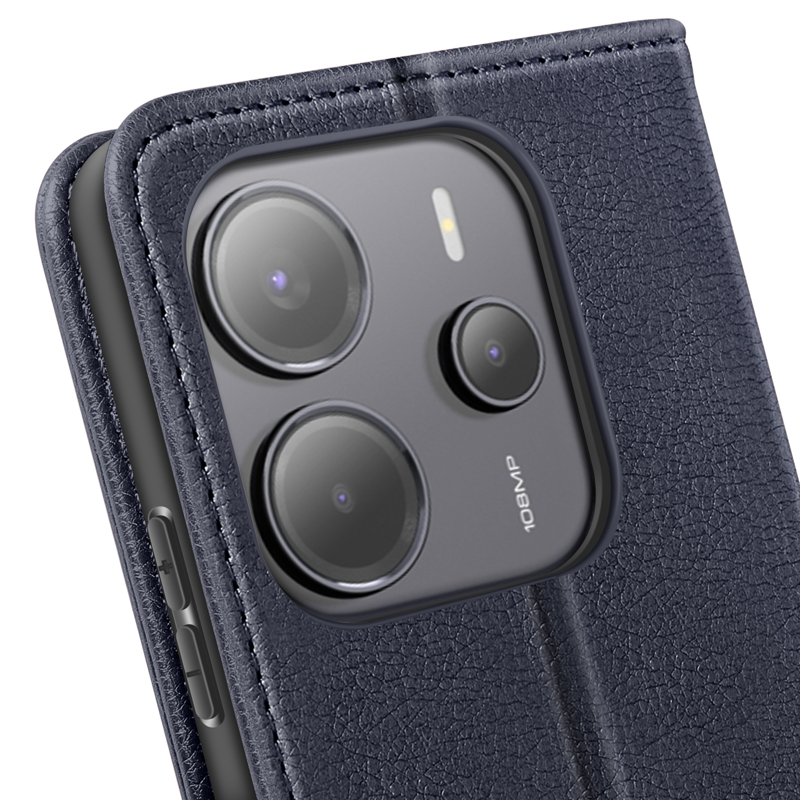 Primo piano di una custodia blu navy con lenti della fotocamera triple.
