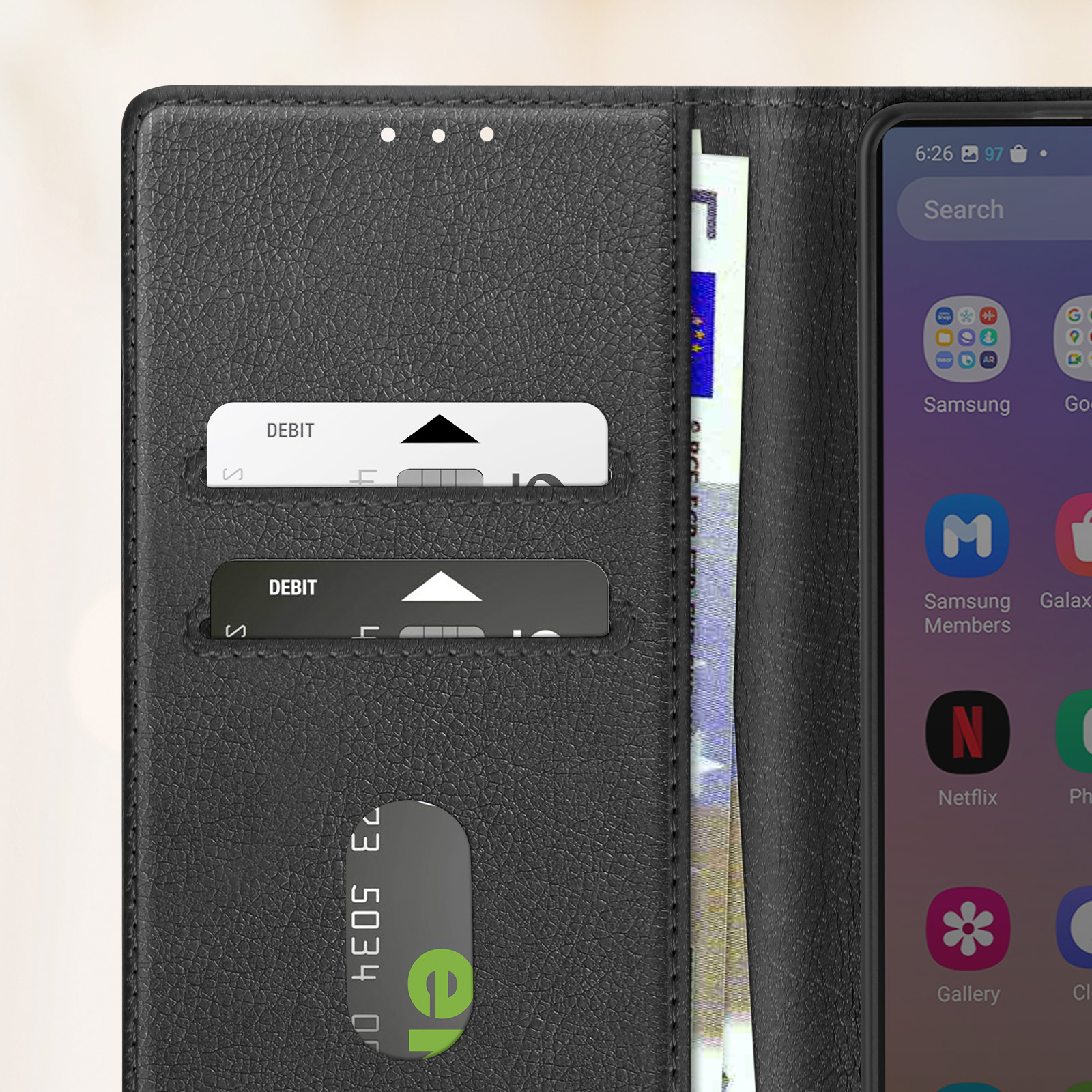 Schwarze Handyhülle mit Karten und 5-Euro-Schein. Telefon zeigt App-Symbole.
