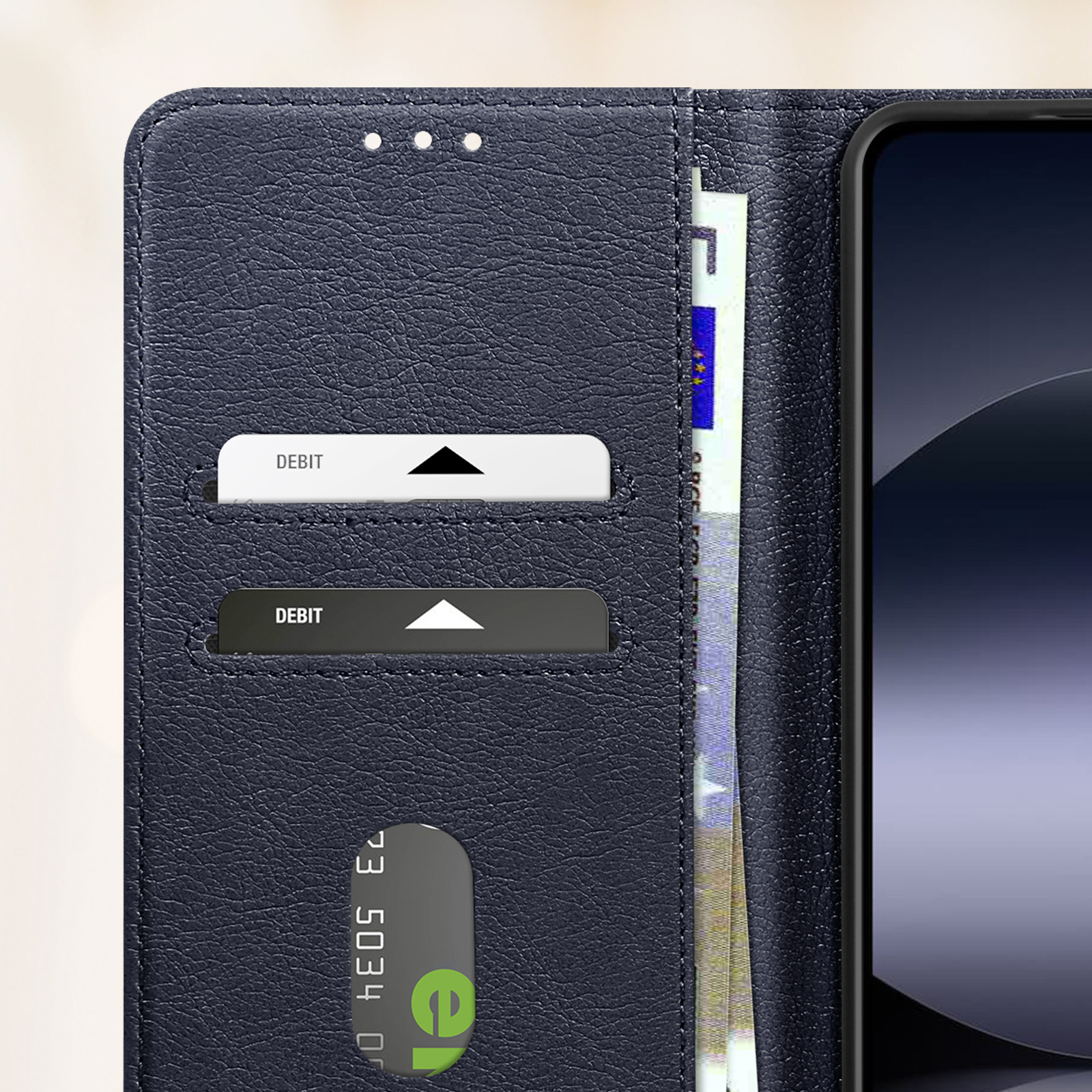Custodia blu per telefono con carte e denaro. Il telefono è sul lato destro.