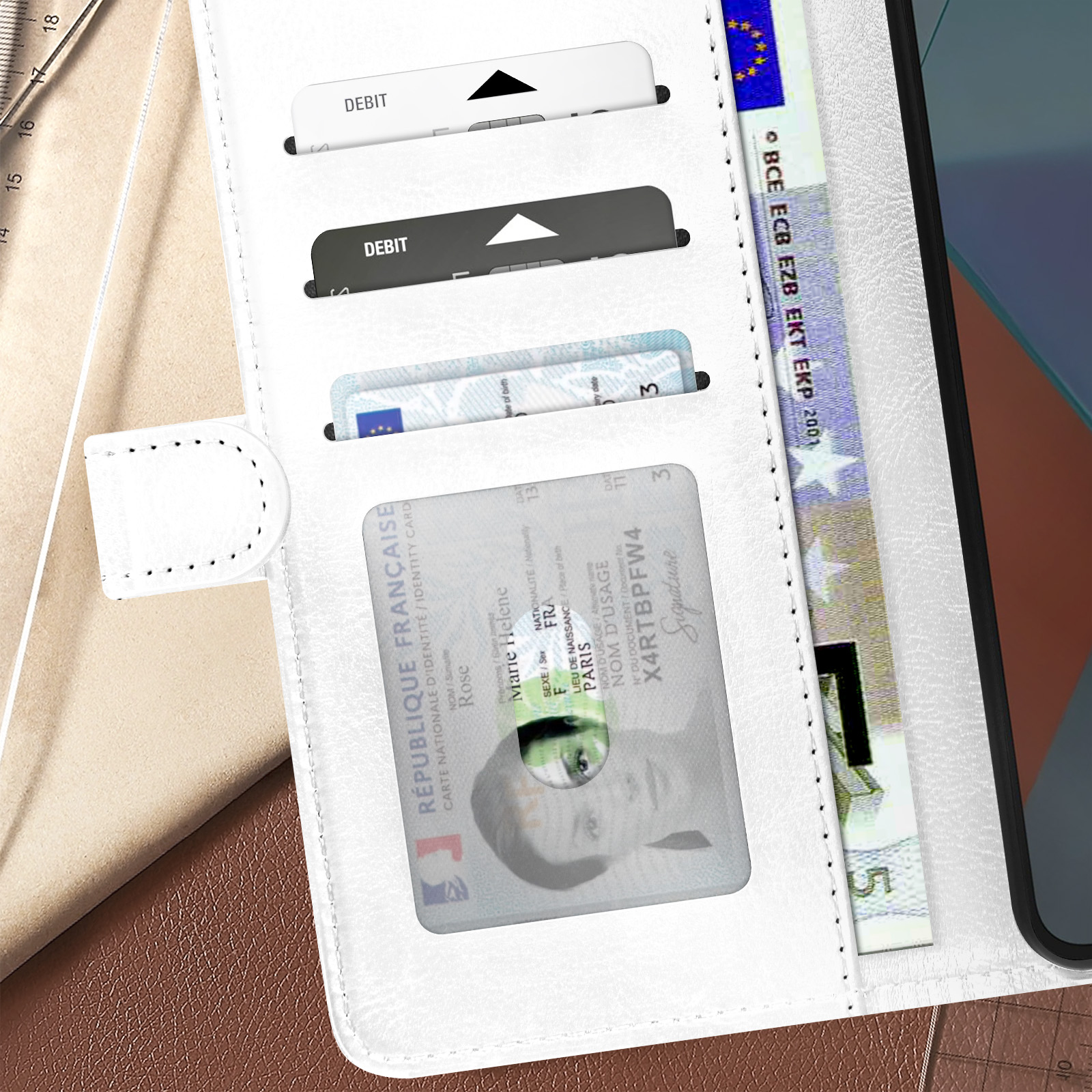 Interno di una custodia per telefono bianca. Carte di credito, documento d'identità e uno schermo del telefono sono visibili. La custodia è aperta.